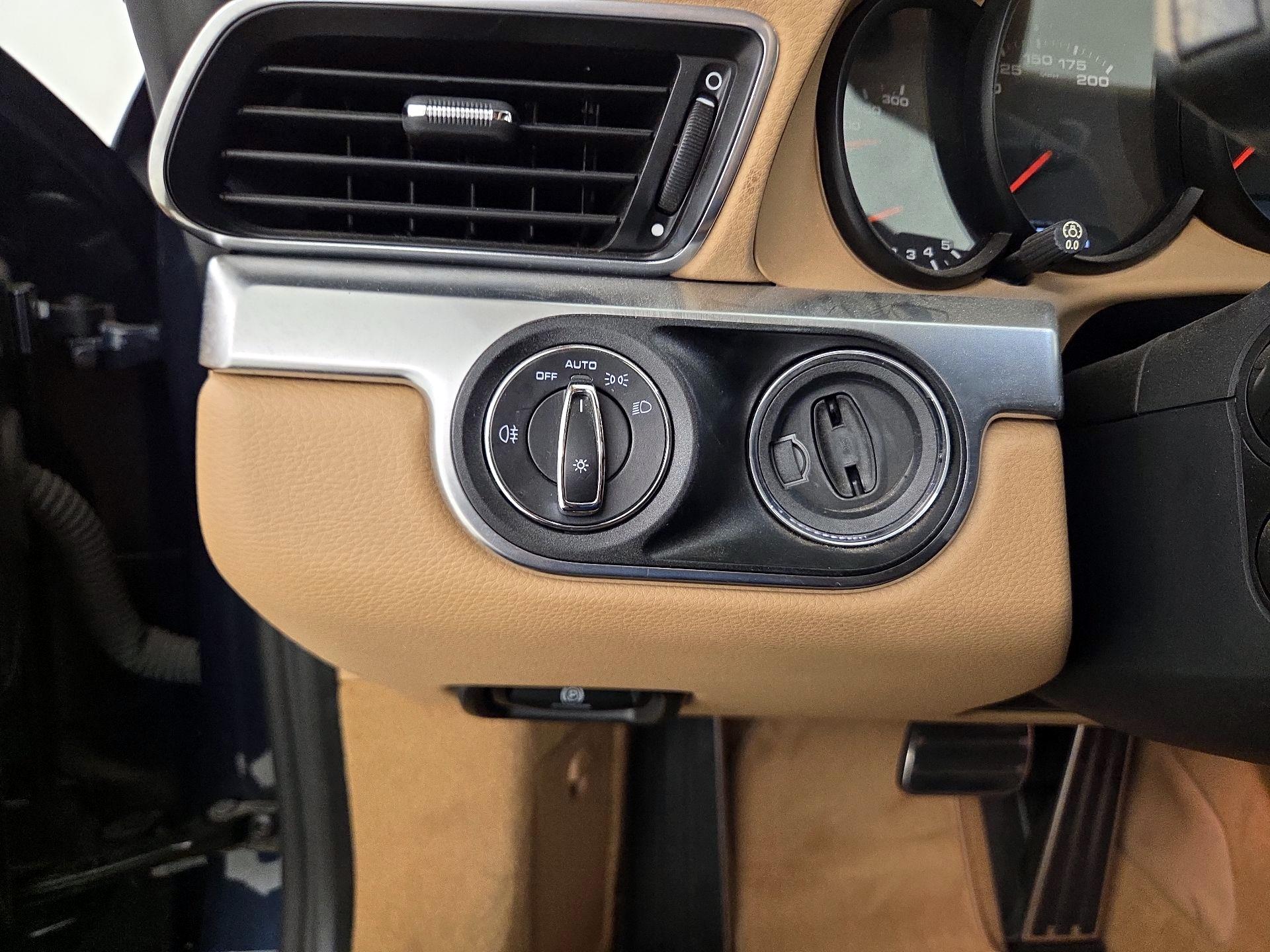 Thumbnail: 2015 Porsche 911 - 13