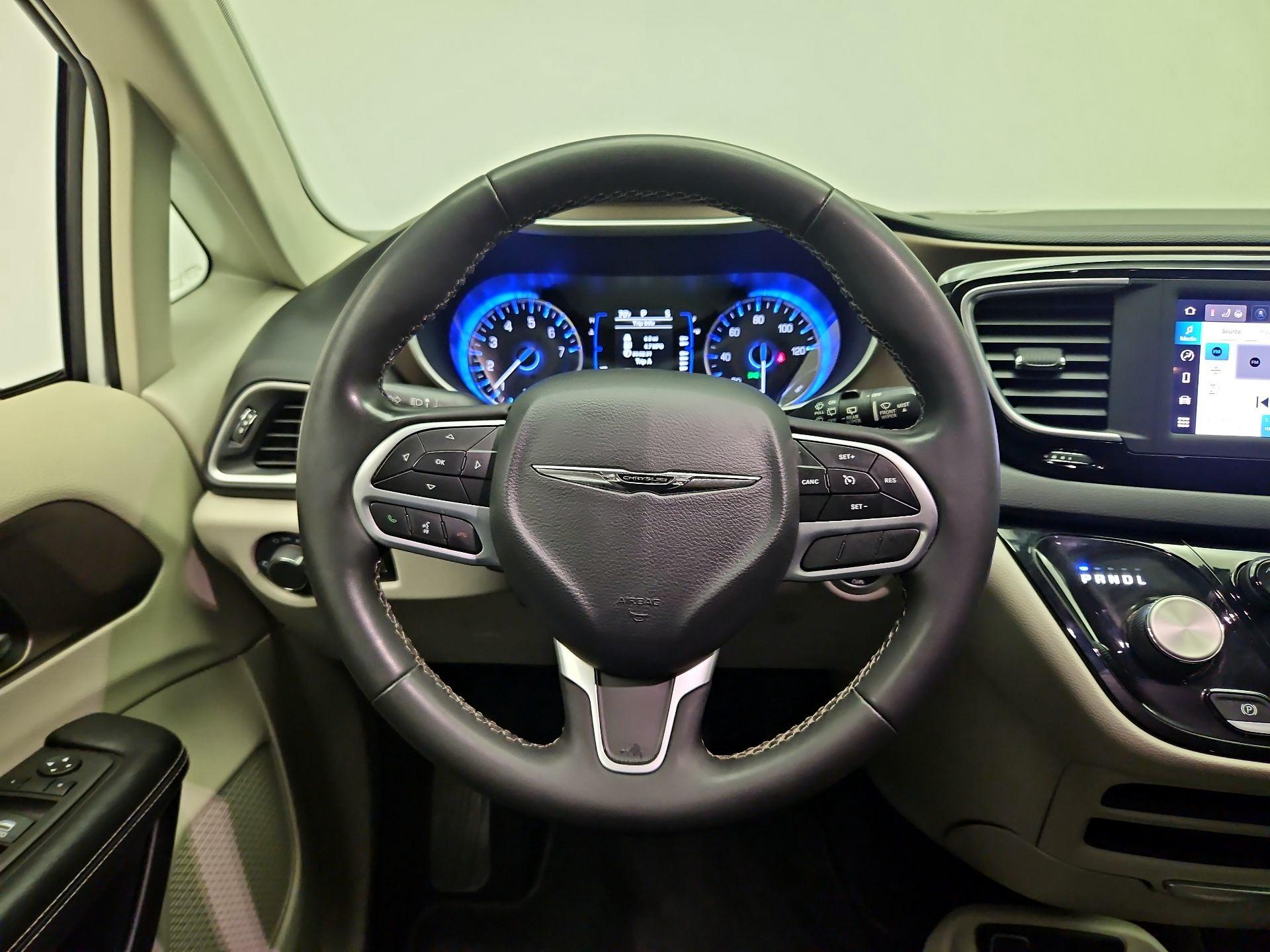 Thumbnail: 2022 Chrysler Voyager - 10