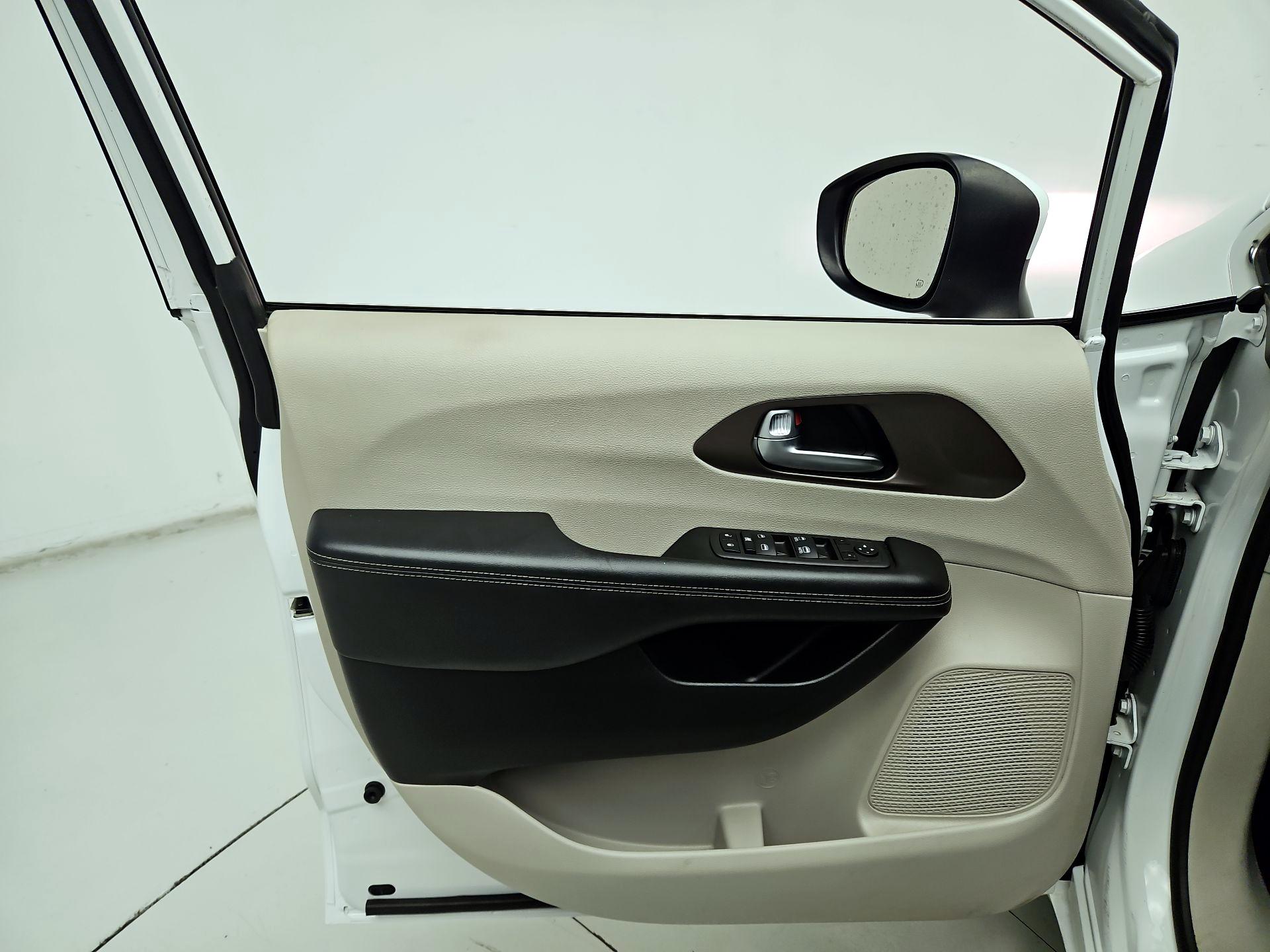 Thumbnail: 2022 Chrysler Voyager - 12
