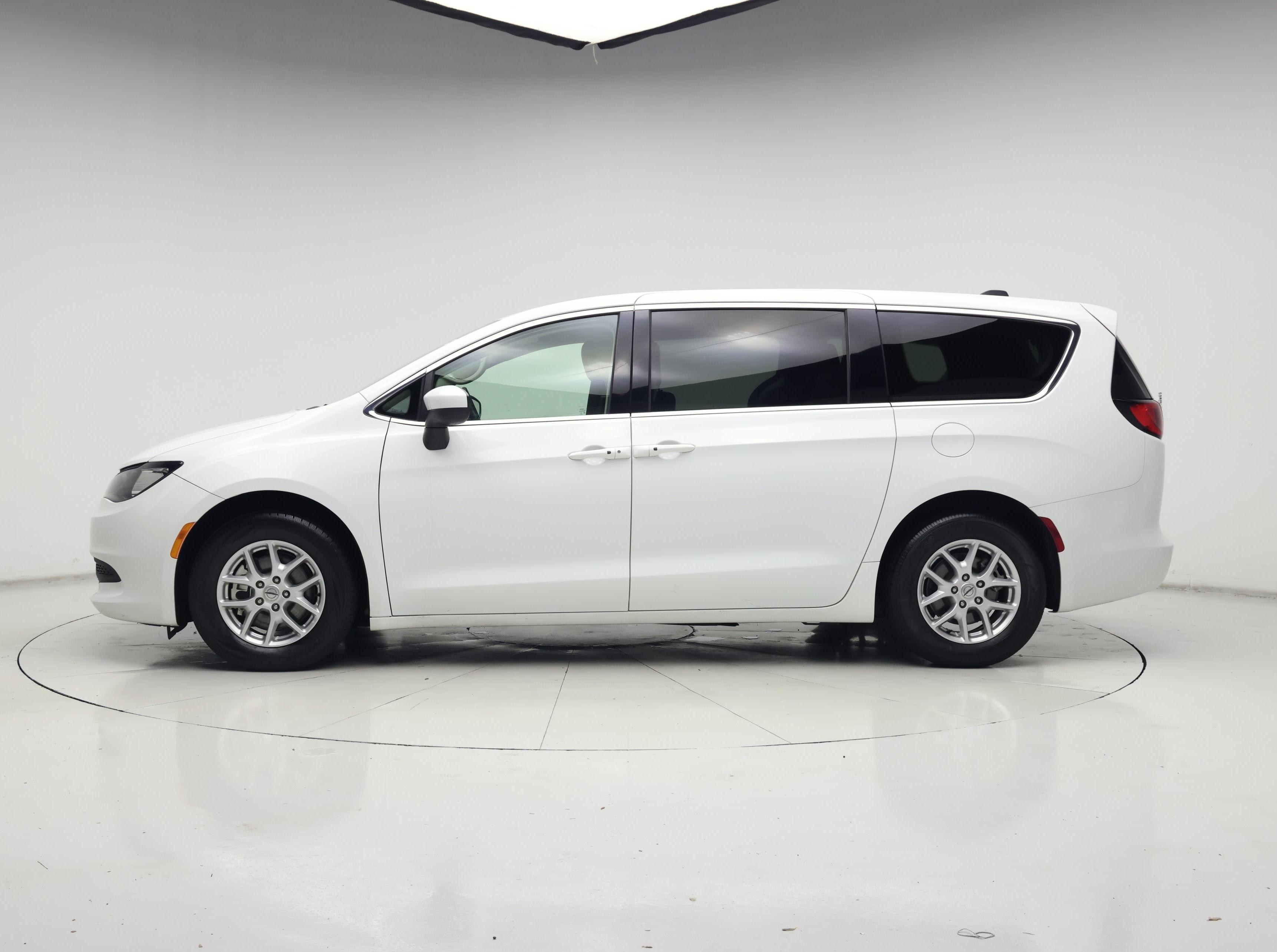 Thumbnail: 2022 Chrysler Voyager - 3