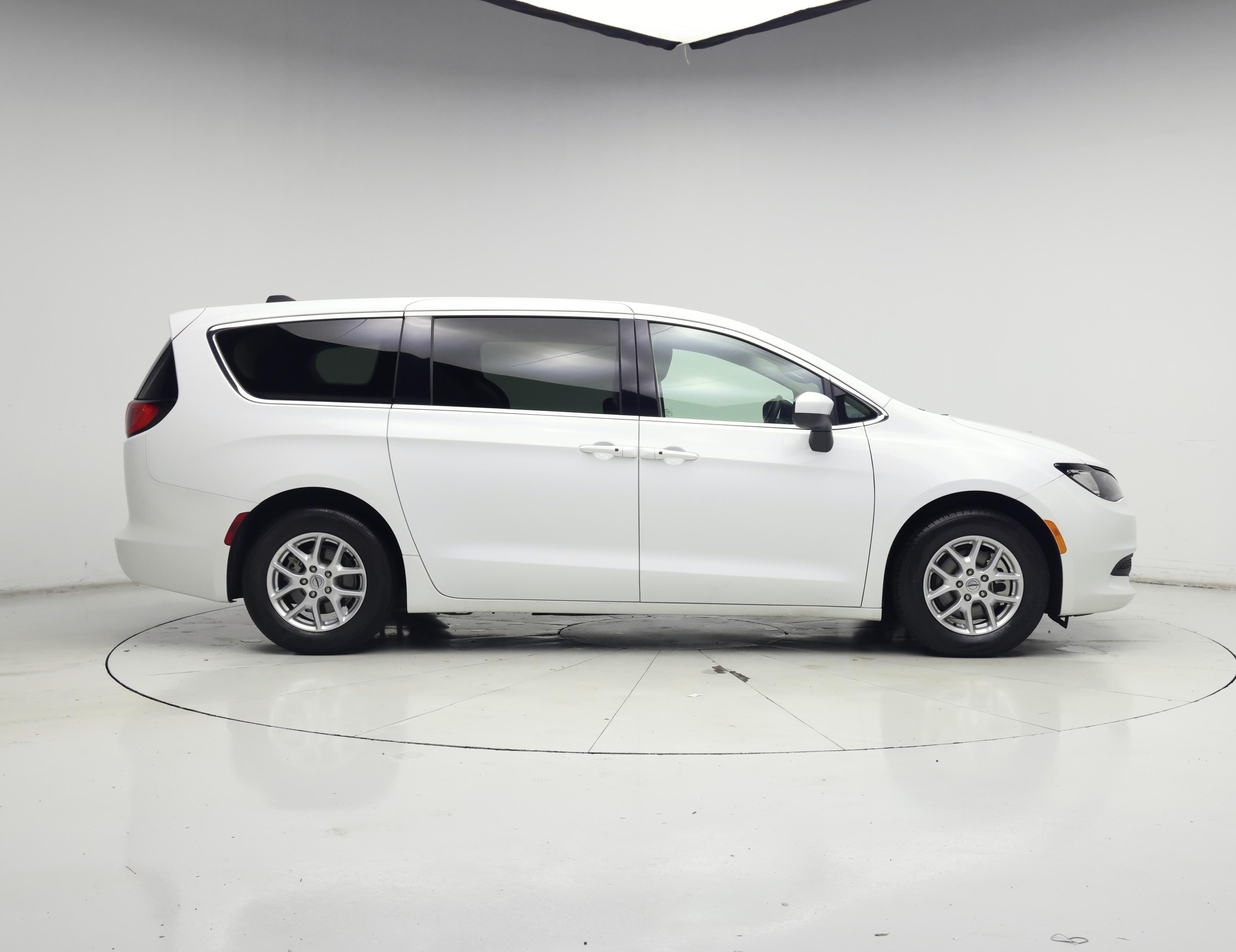 Thumbnail: 2022 Chrysler Voyager - 7