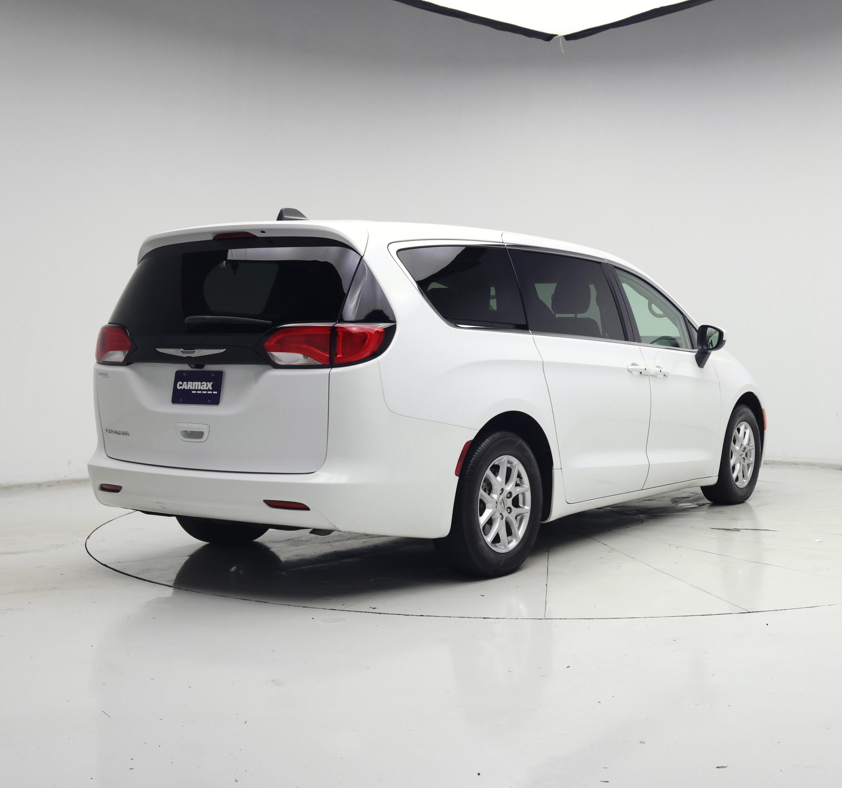 Thumbnail: 2022 Chrysler Voyager - 8