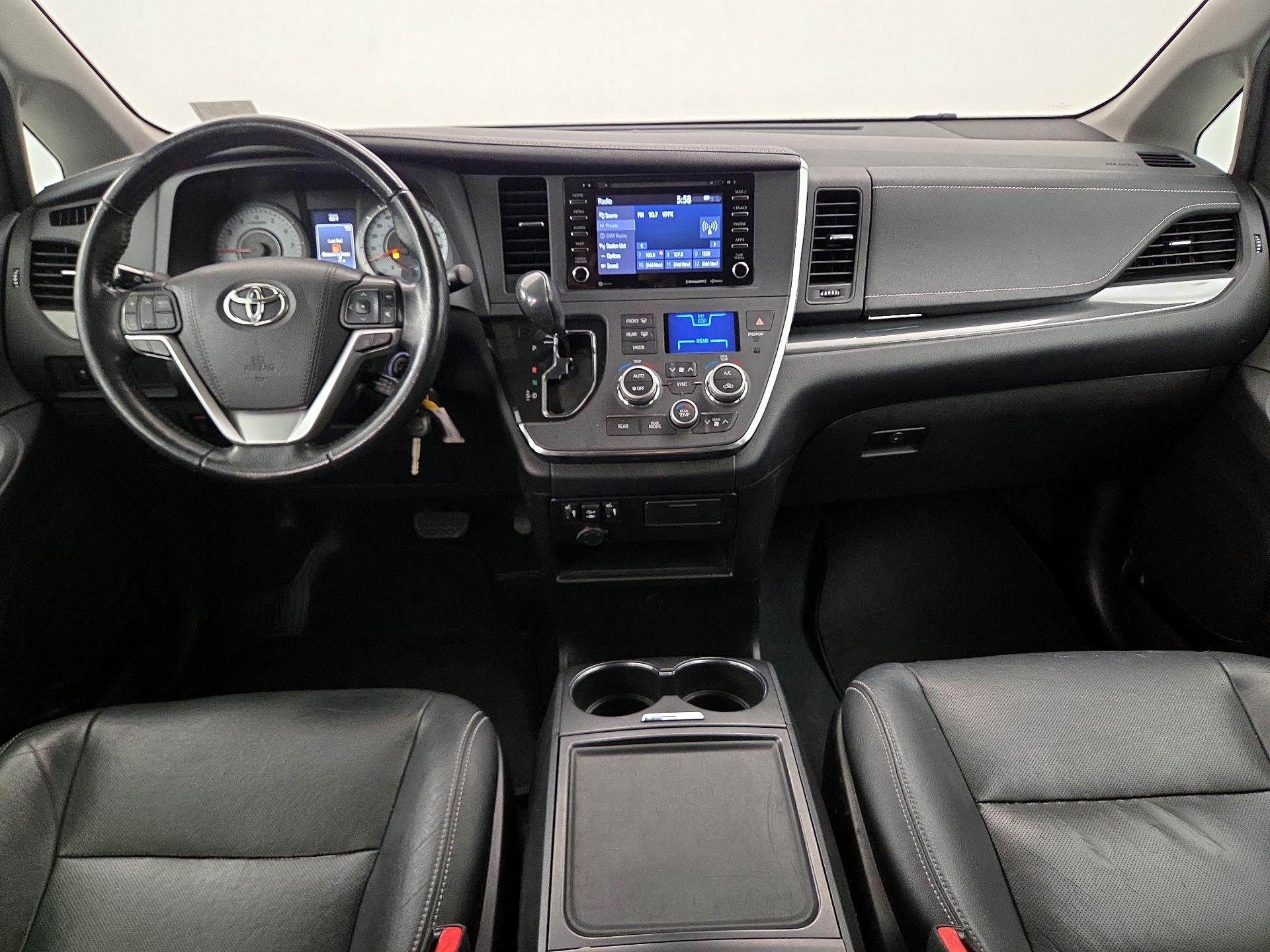 Thumbnail: 2019 Toyota Sienna - 9