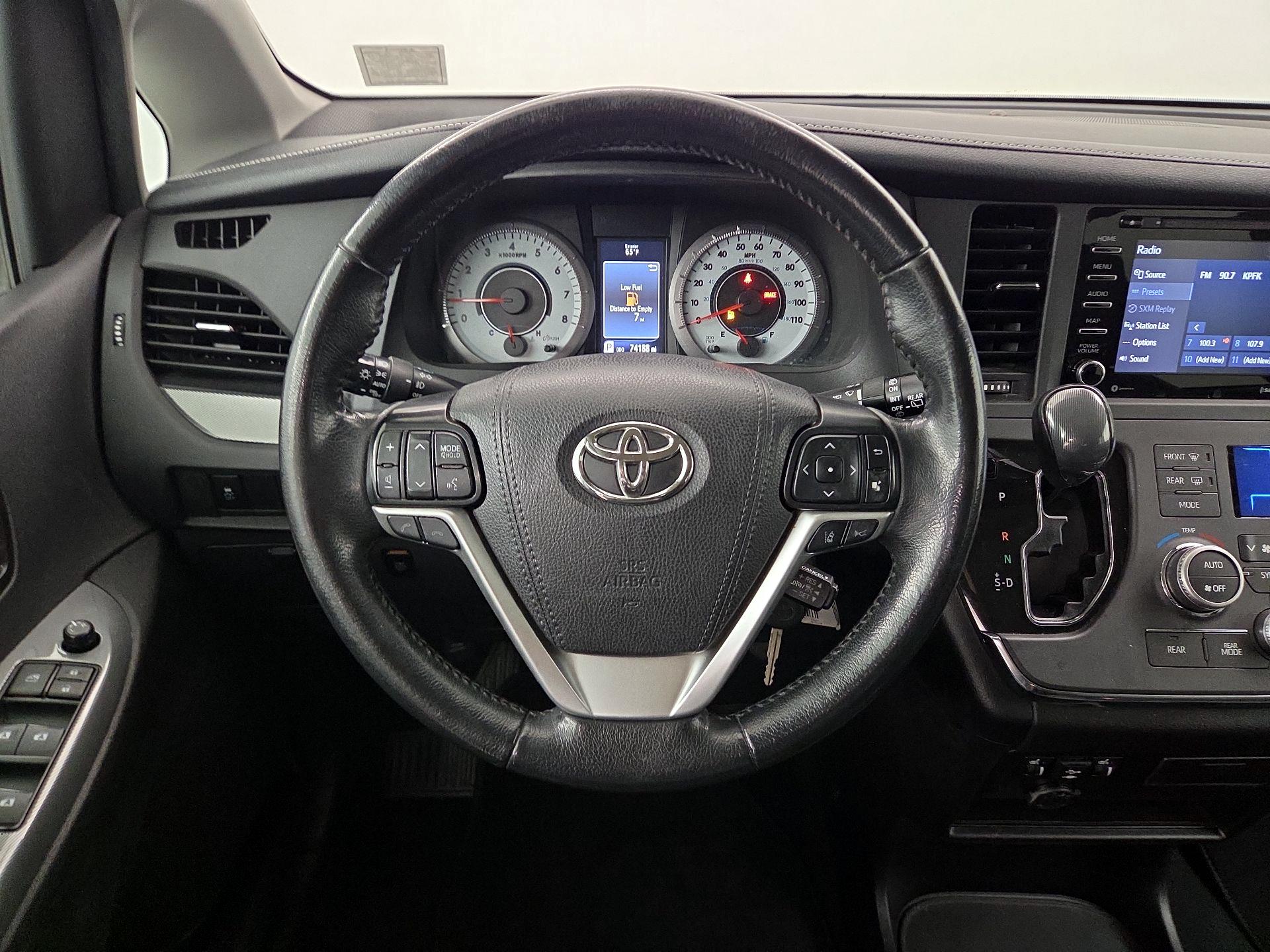 Thumbnail: 2019 Toyota Sienna - 10
