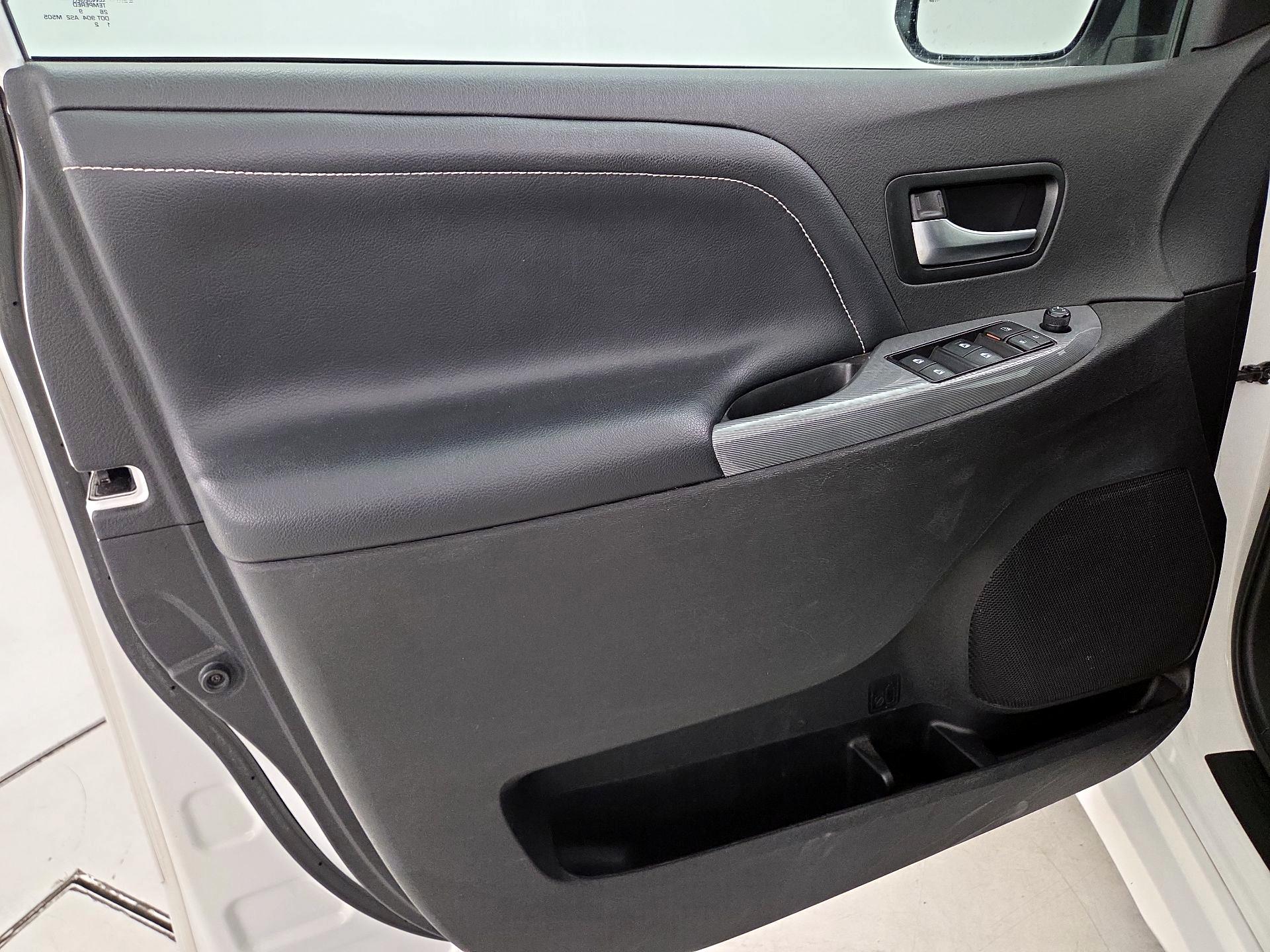 Thumbnail: 2019 Toyota Sienna - 12