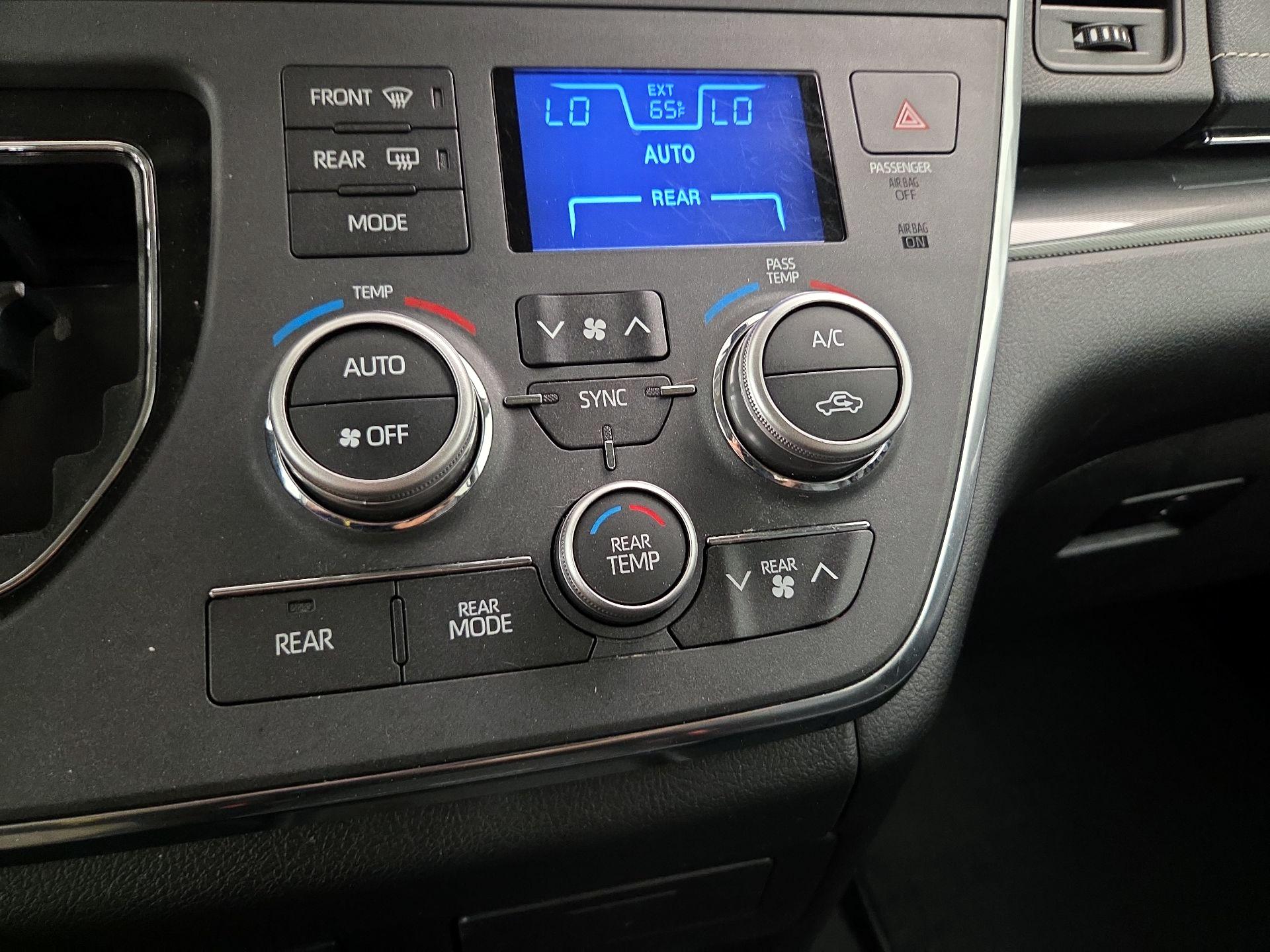 Thumbnail: 2019 Toyota Sienna - 16