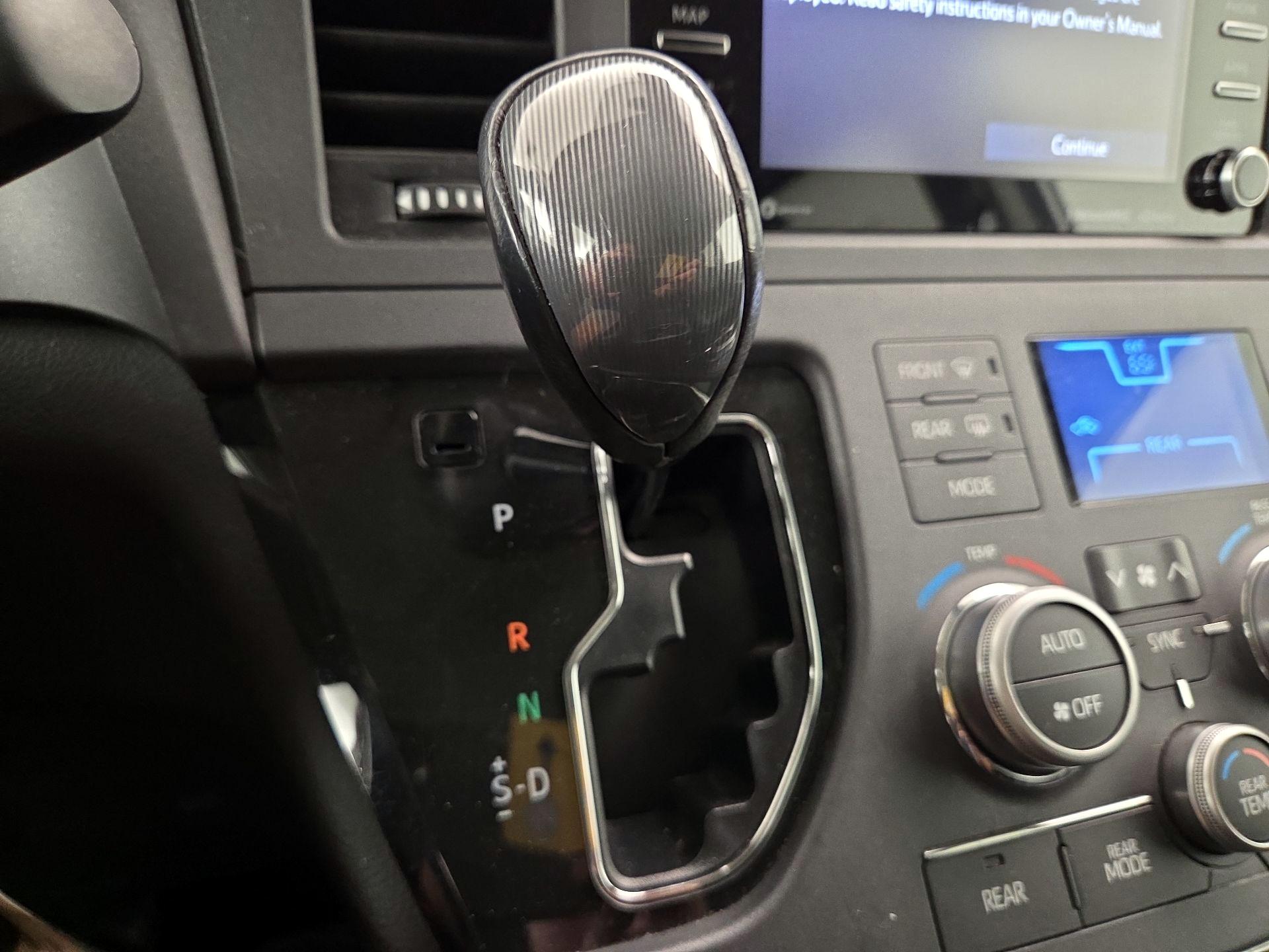 Thumbnail: 2019 Toyota Sienna - 17
