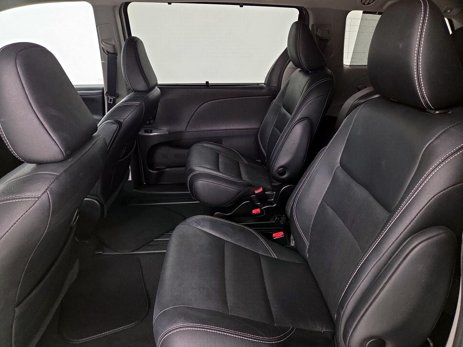 Thumbnail: 2019 Toyota Sienna - 19
