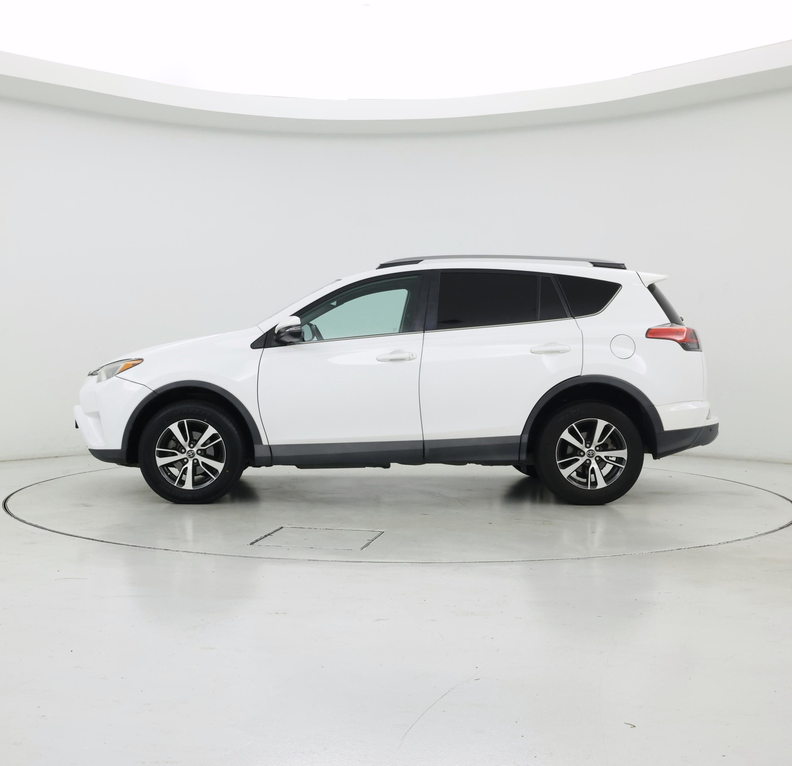 Thumbnail: 2018 Toyota RAV4 - 3