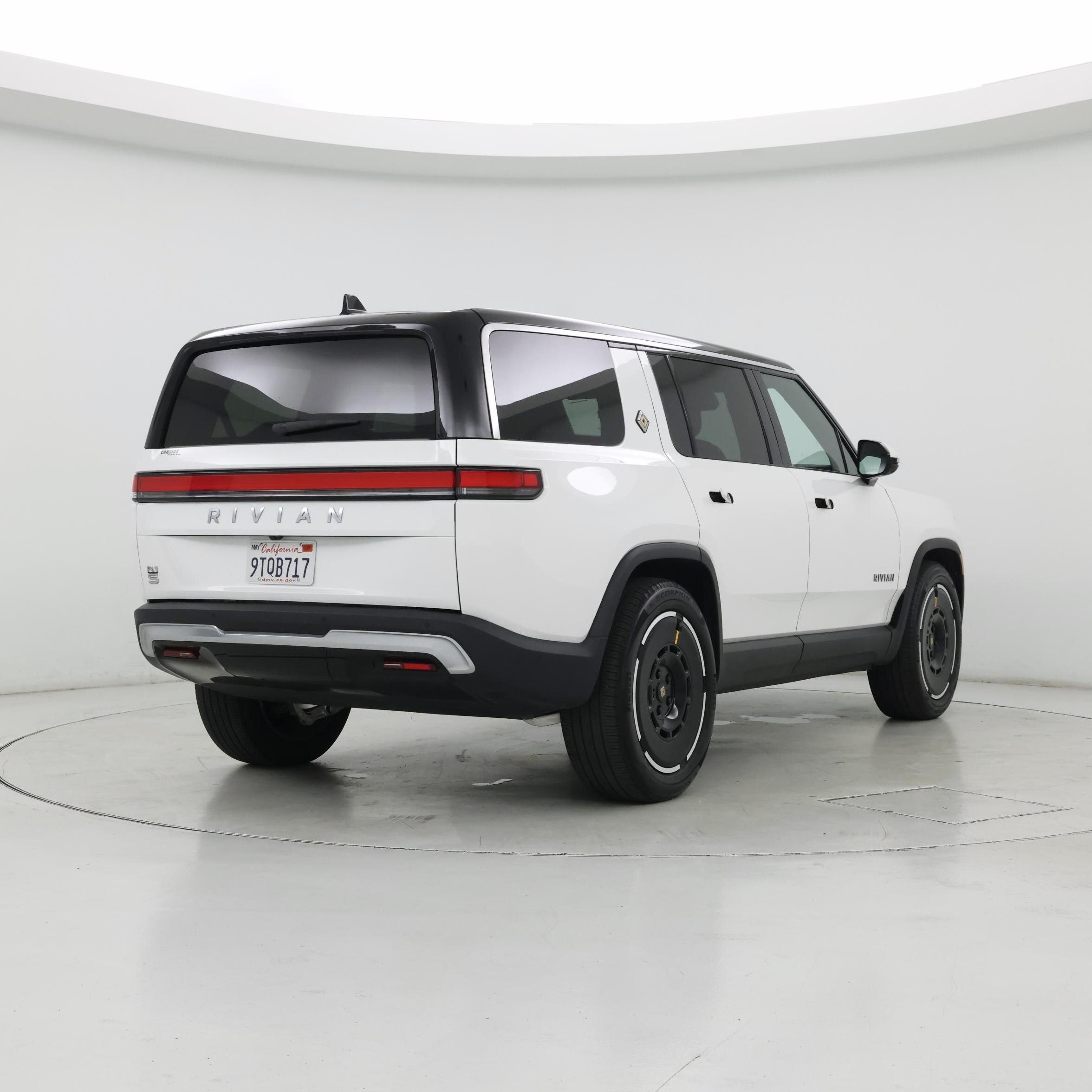 Thumbnail: 2025 Rivian R1S - 8