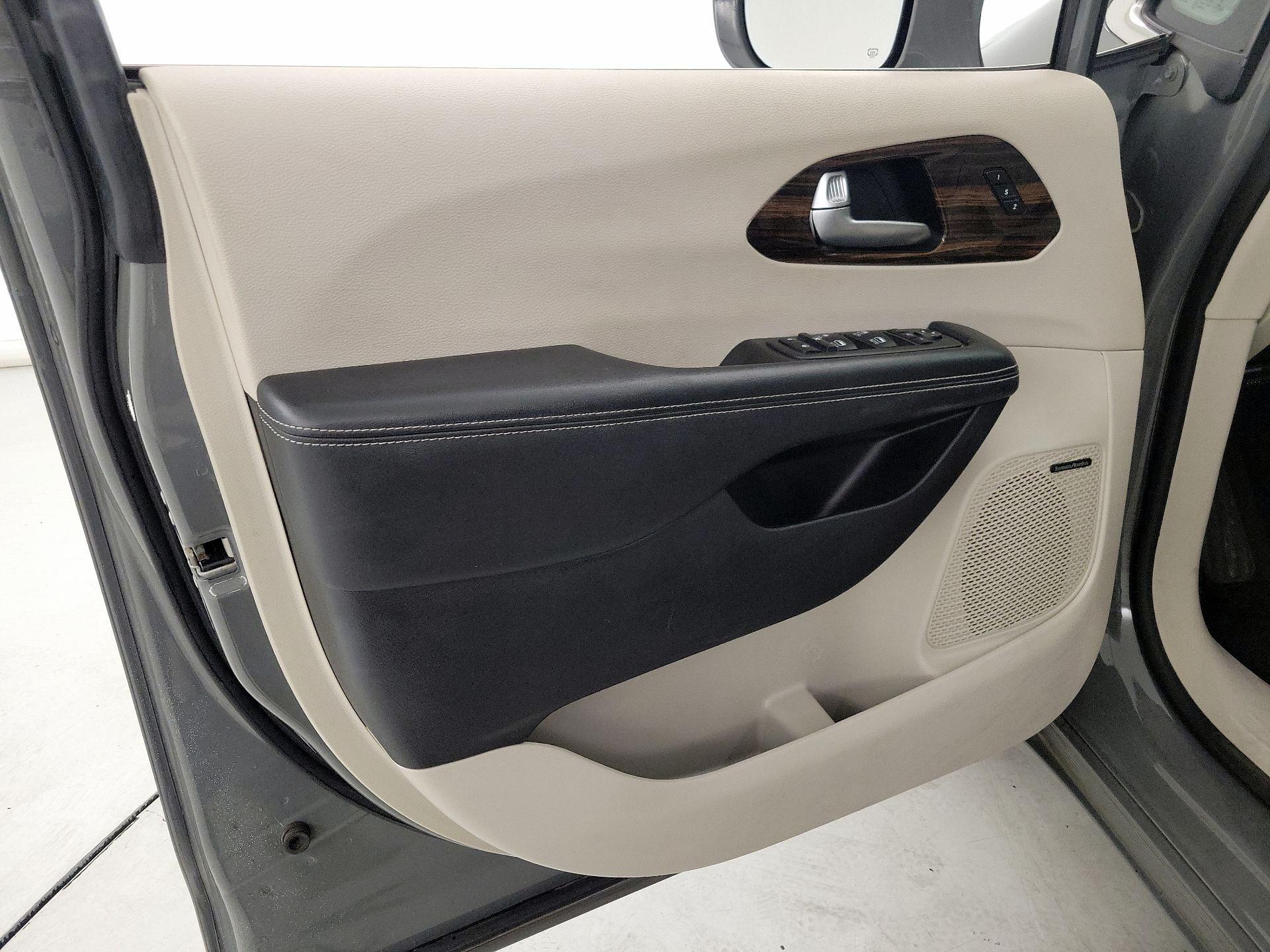Thumbnail: 2021 Chrysler Pacifica - 12