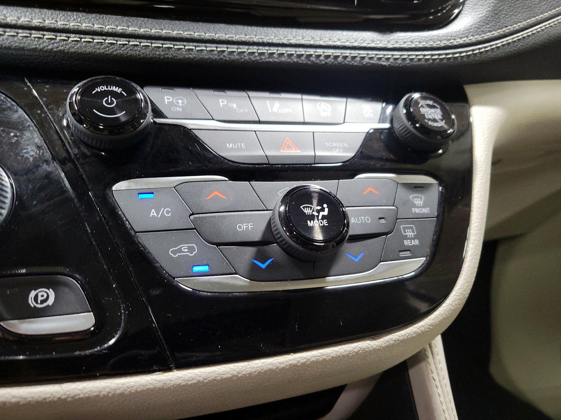 Thumbnail: 2021 Chrysler Pacifica - 17
