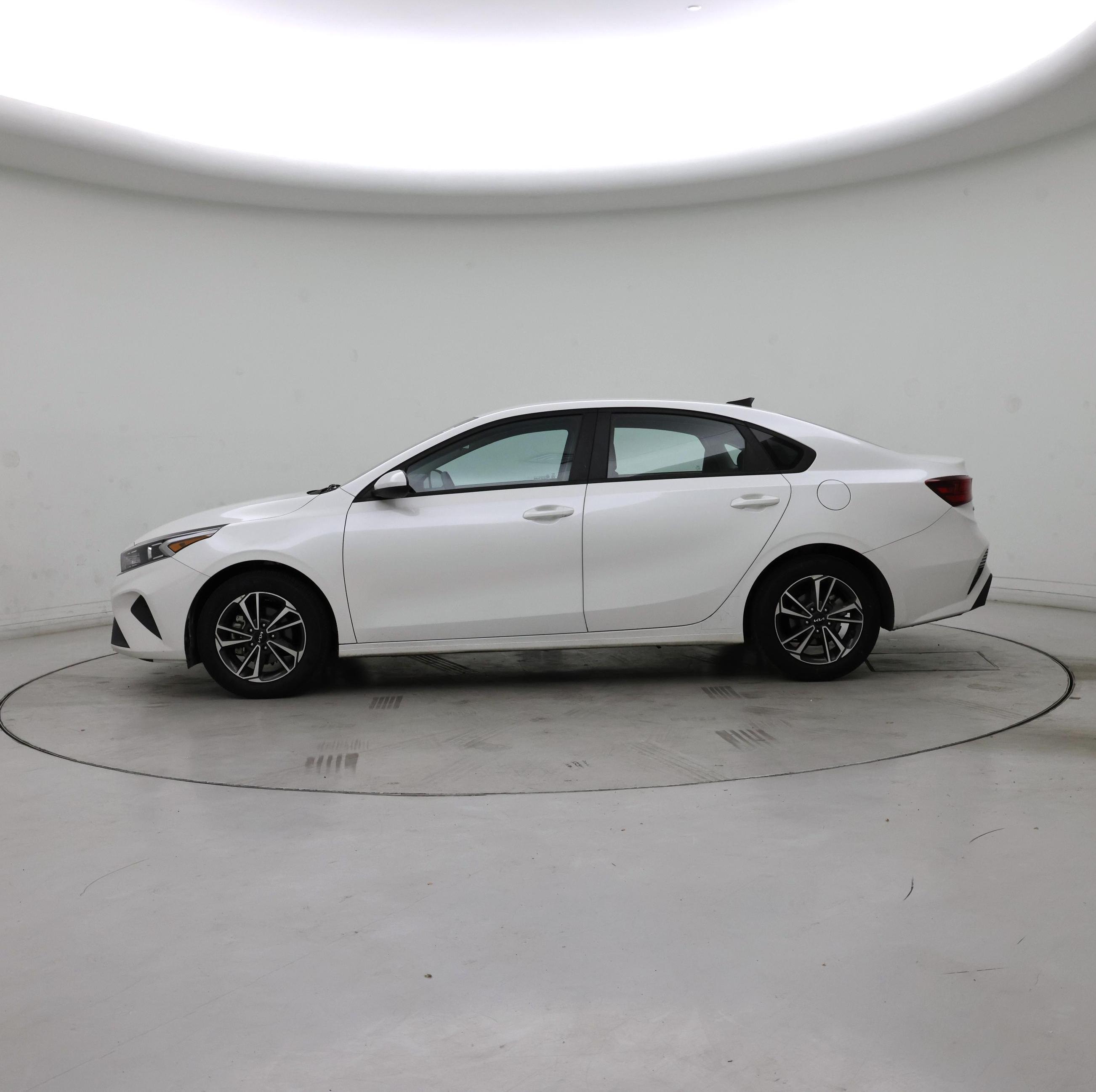 Thumbnail: 2023 Kia Forte - 3