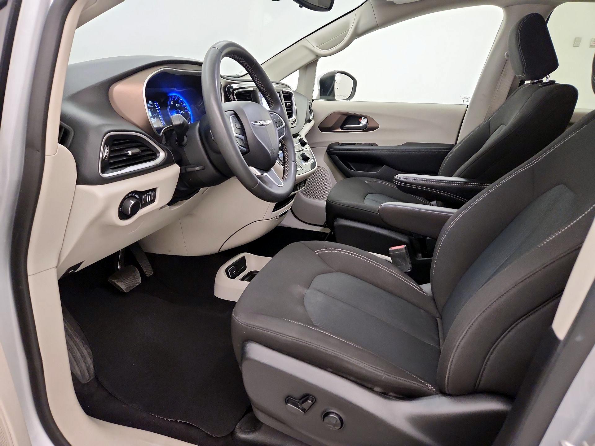 Thumbnail: 2023 Chrysler Voyager - 11