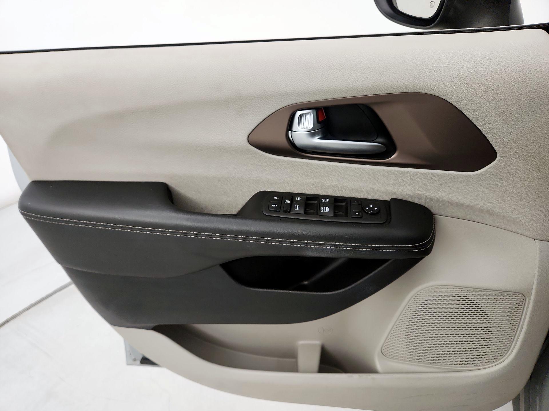 Thumbnail: 2023 Chrysler Voyager - 12