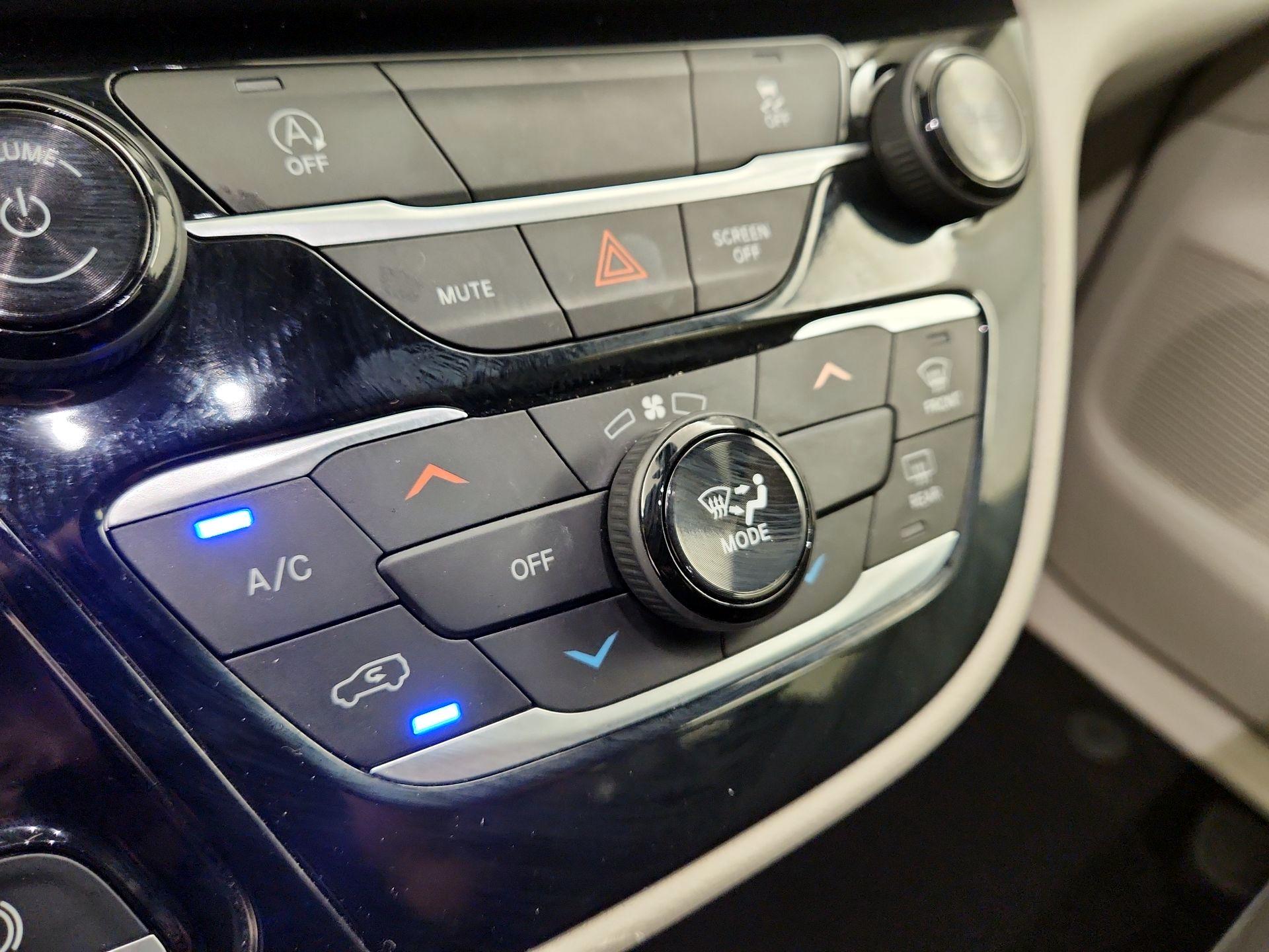 Thumbnail: 2023 Chrysler Voyager - 16