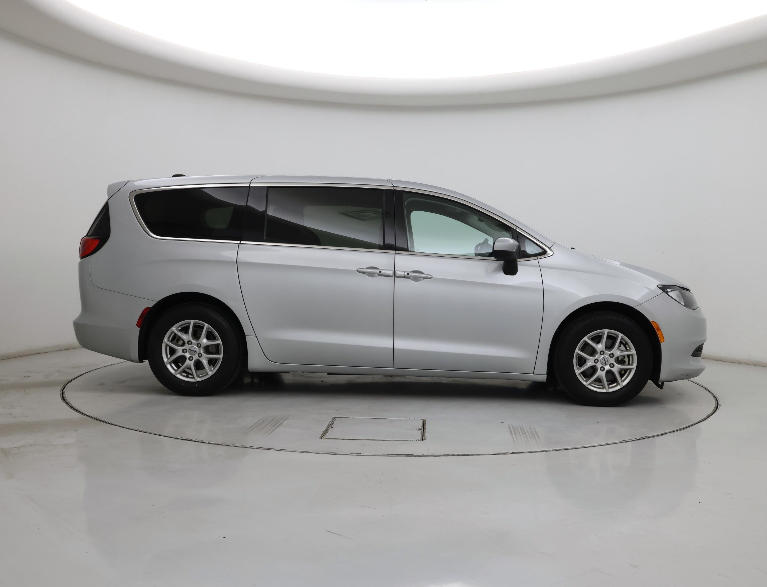Thumbnail: 2023 Chrysler Voyager - 7