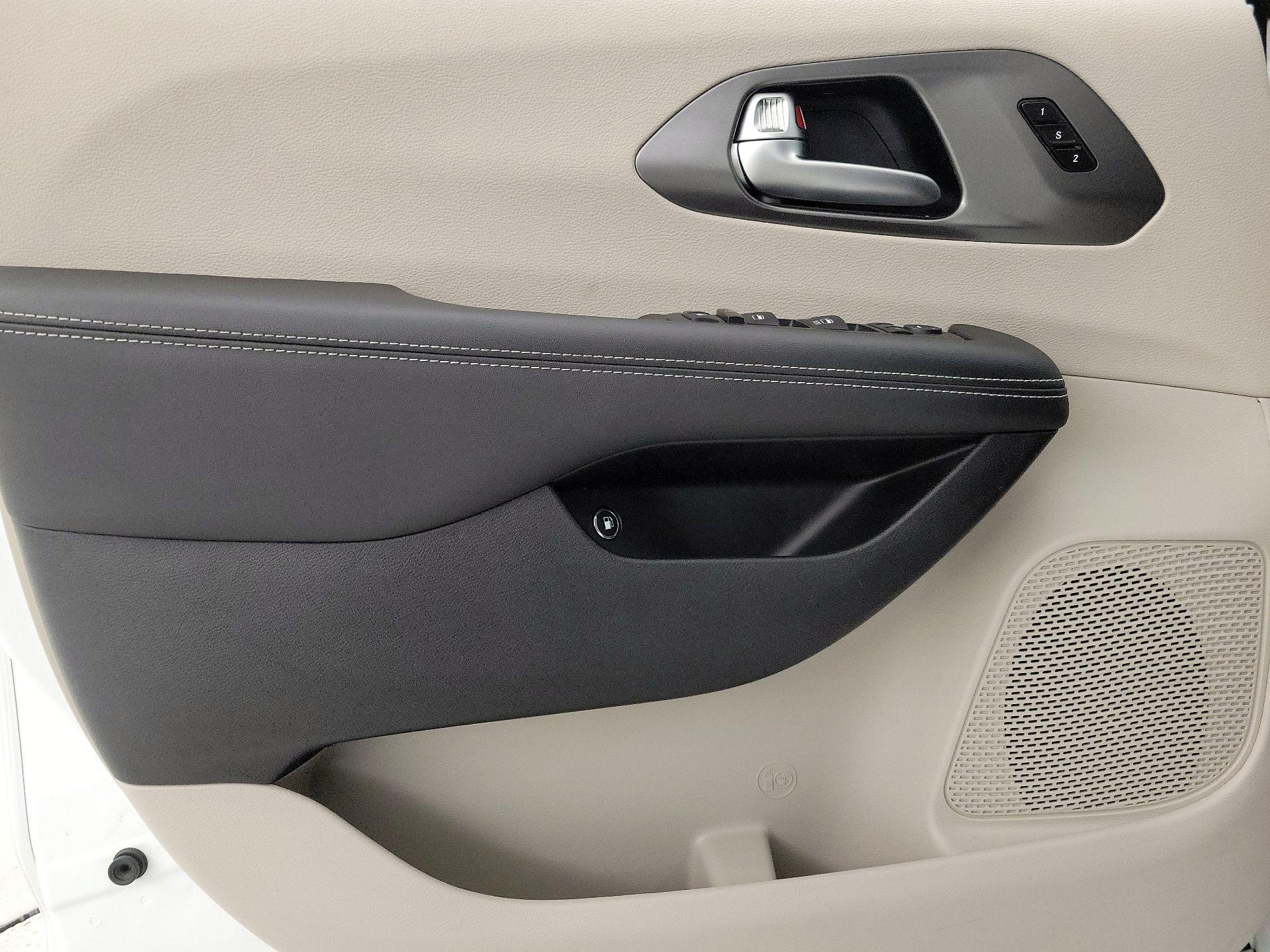 Thumbnail: 2024 Chrysler Pacifica - 12