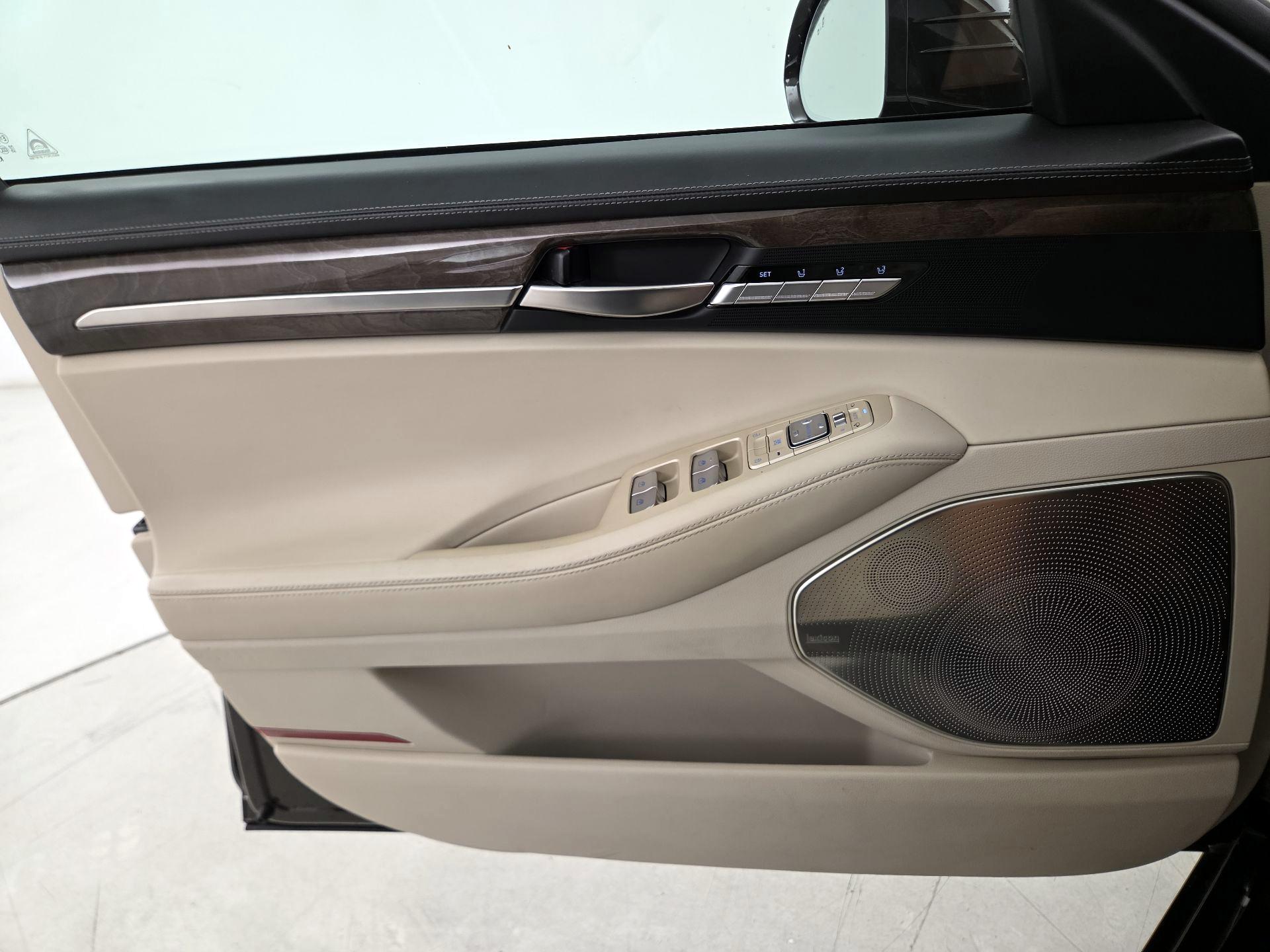 Thumbnail: 2019 Genesis G90 - 12