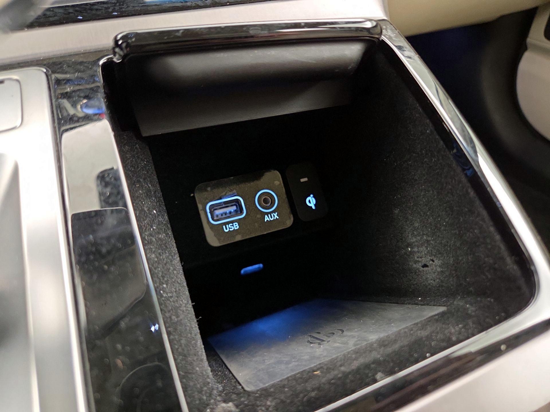 Thumbnail: 2019 Genesis G90 - 19