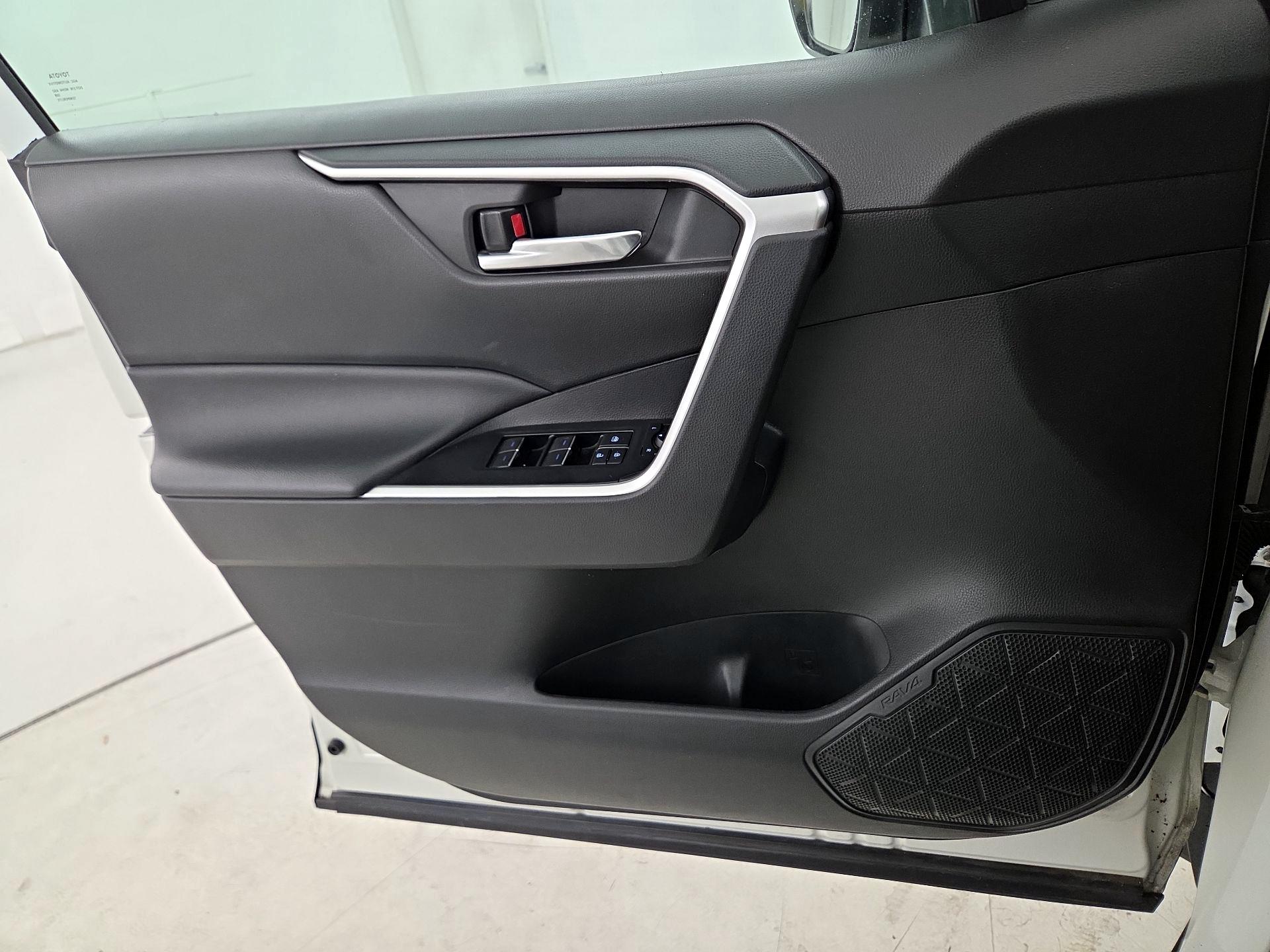 Thumbnail: 2022 Toyota RAV4 - 12