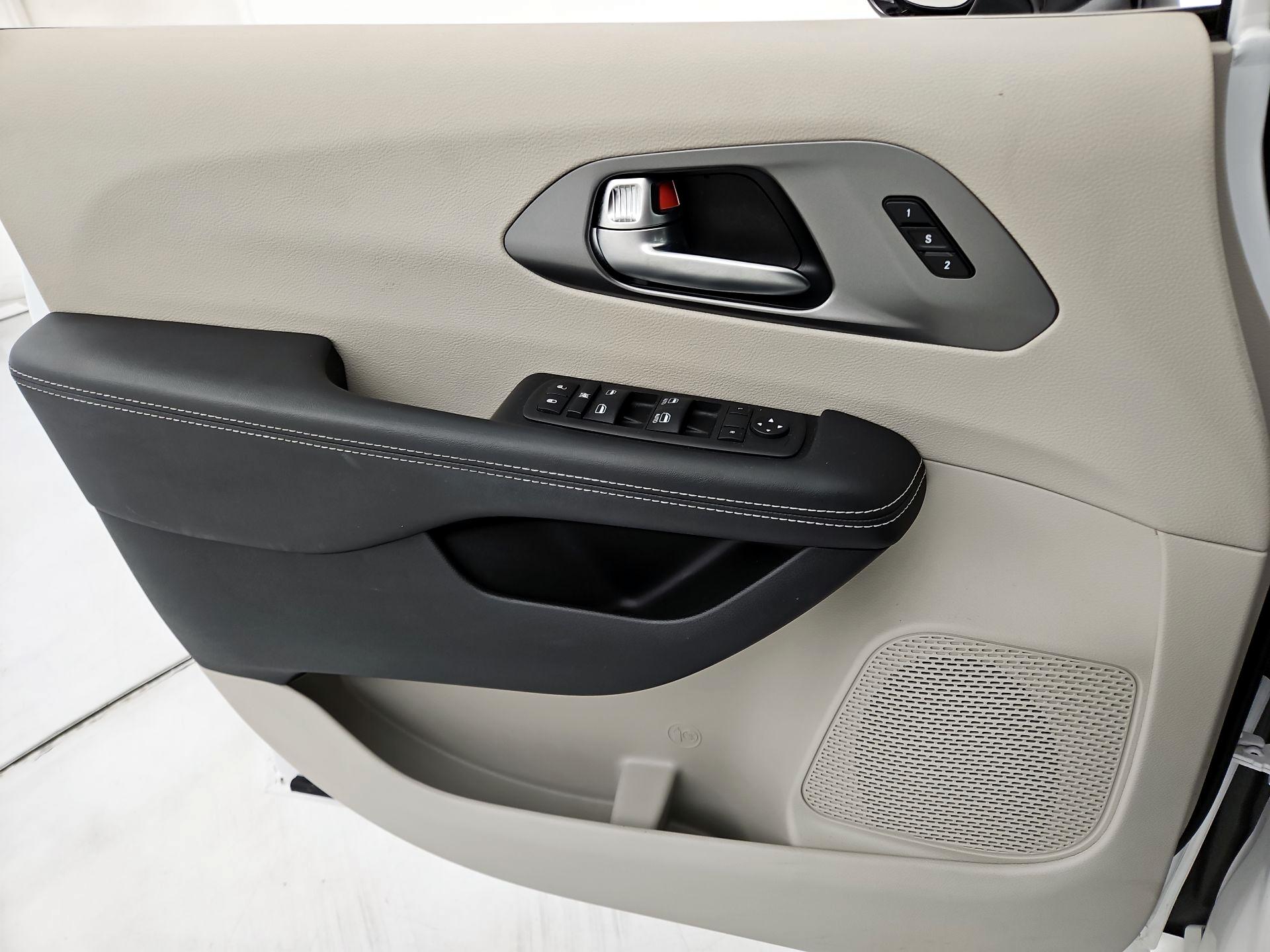 Thumbnail: 2024 Chrysler Pacifica - 12