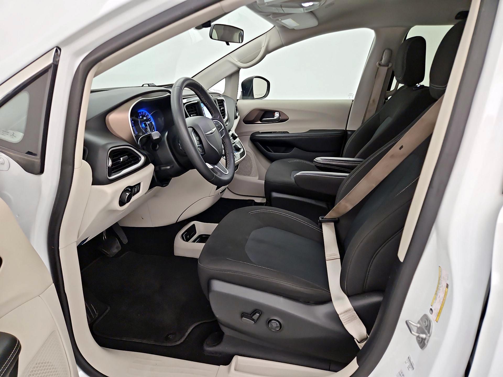 Thumbnail: 2022 Chrysler Voyager - 11