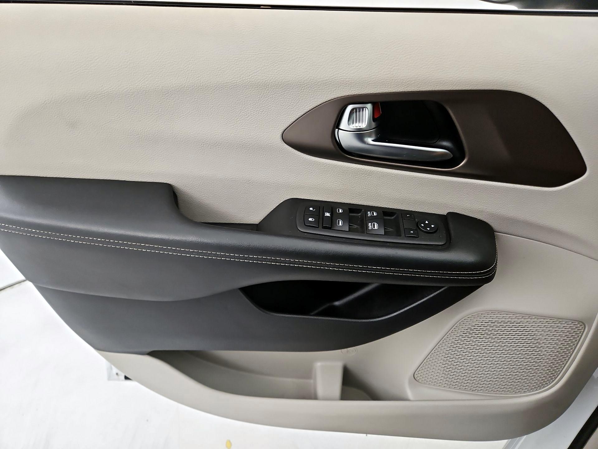 Thumbnail: 2022 Chrysler Voyager - 12