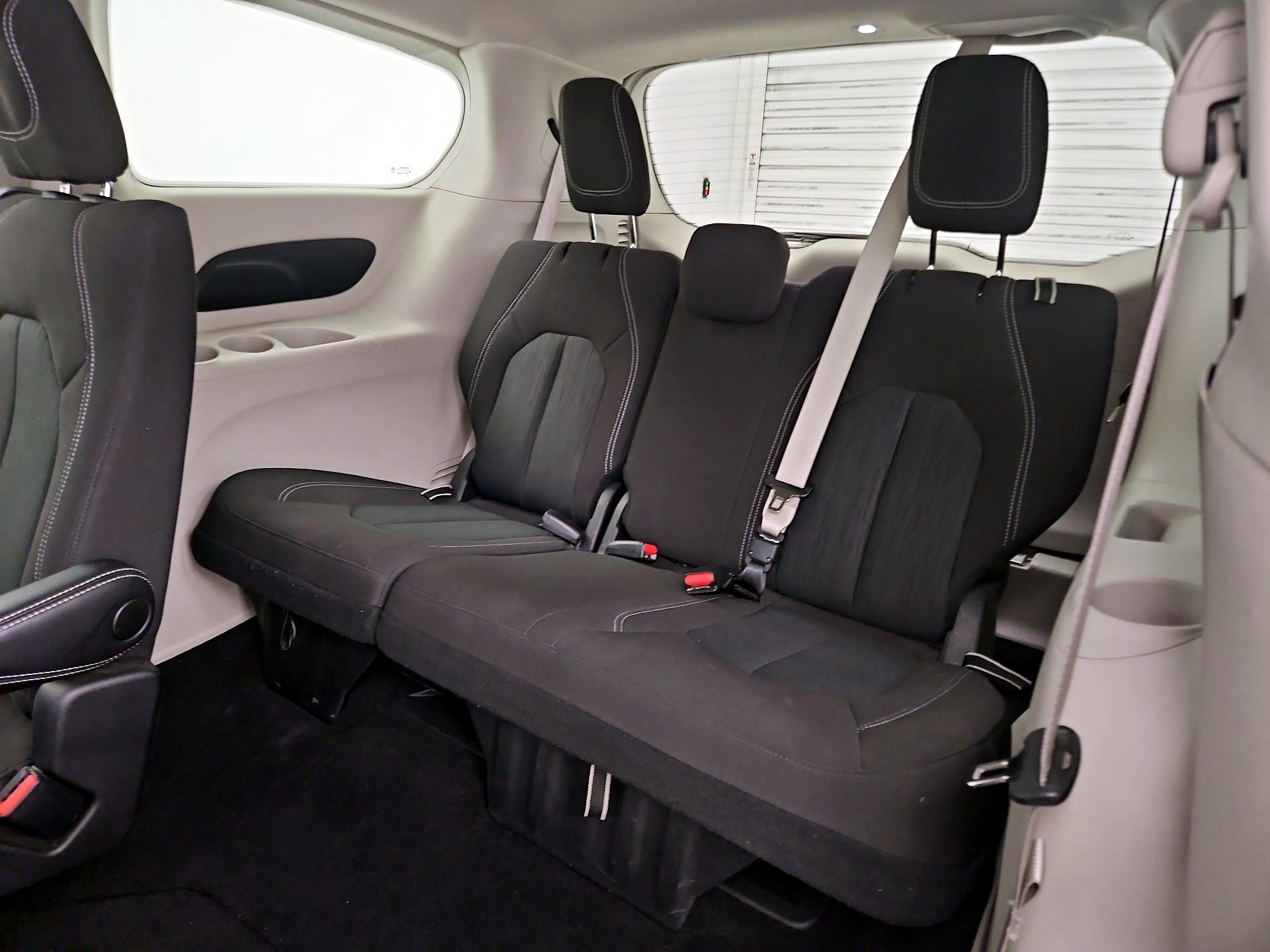 Thumbnail: 2022 Chrysler Voyager - 20