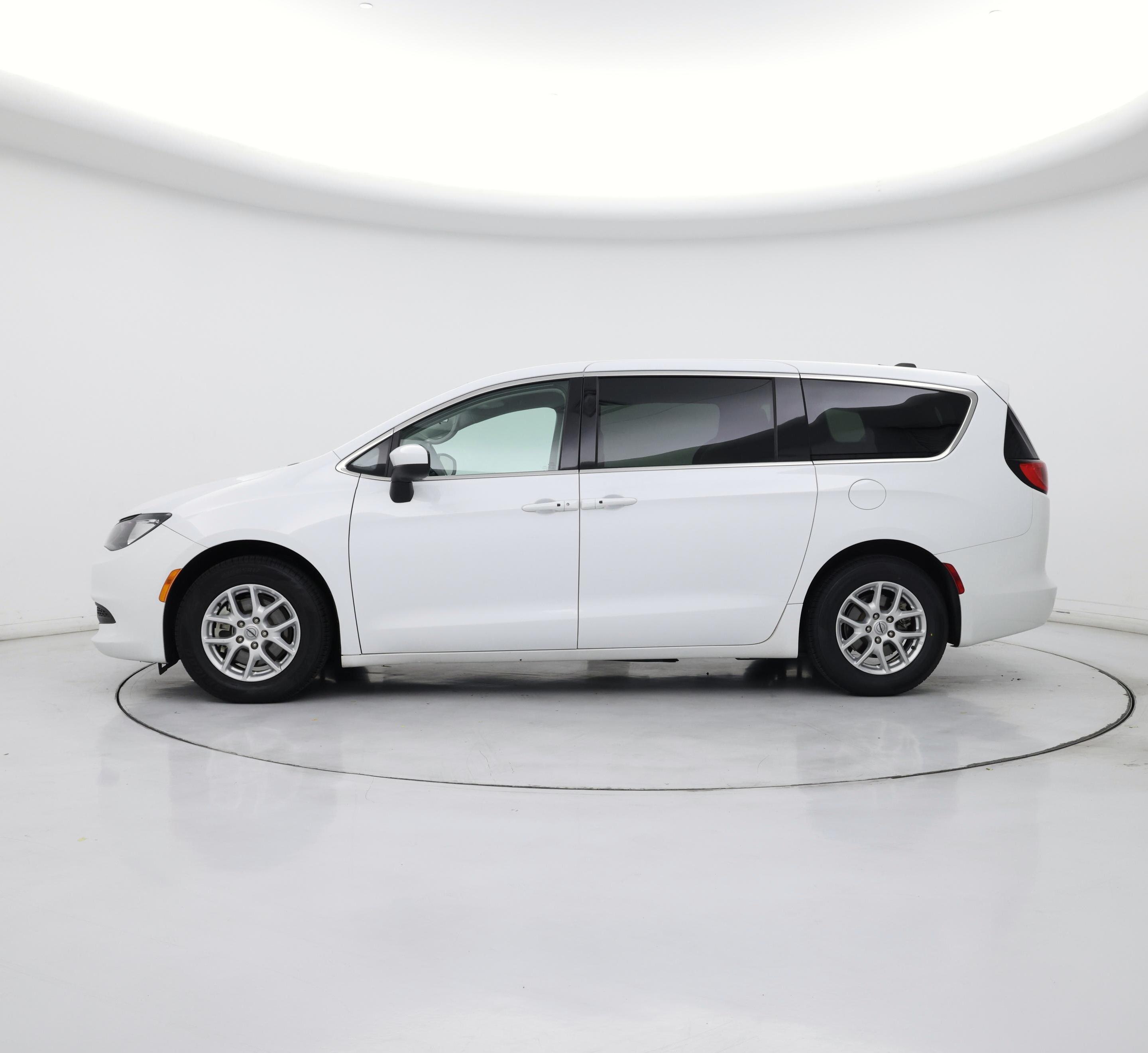 Thumbnail: 2022 Chrysler Voyager - 3