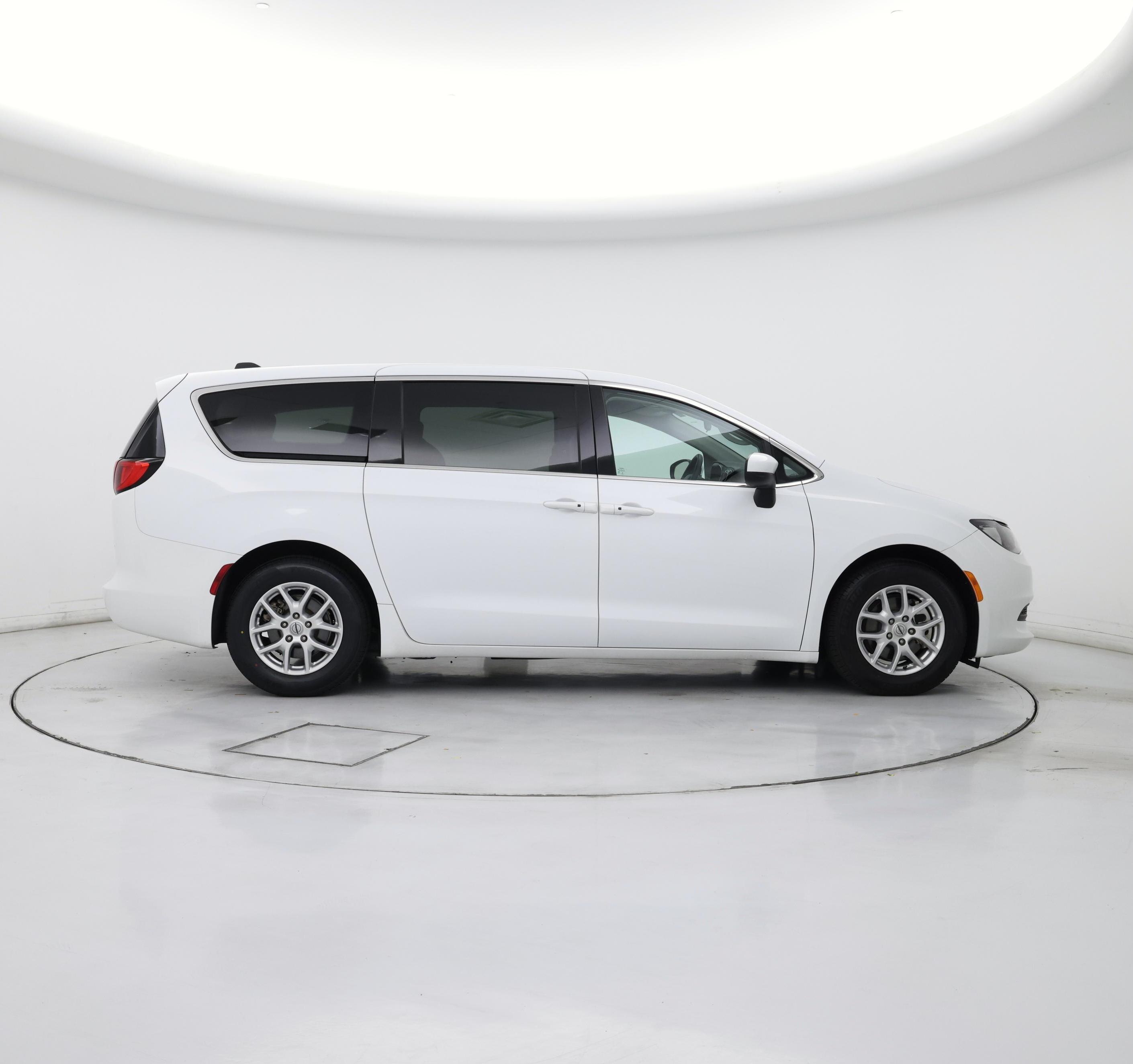 Thumbnail: 2022 Chrysler Voyager - 7