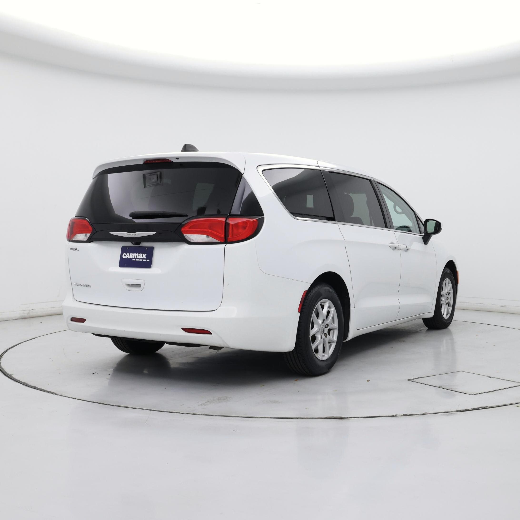 Thumbnail: 2022 Chrysler Voyager - 8