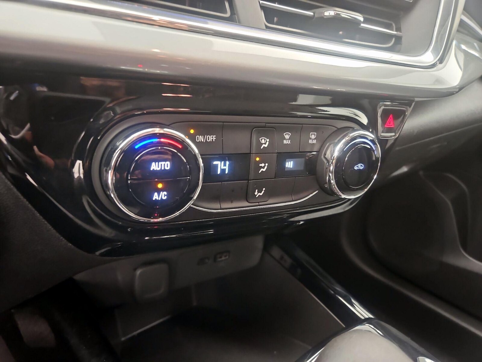2025 Chevrolet Trax LT - Photo 17