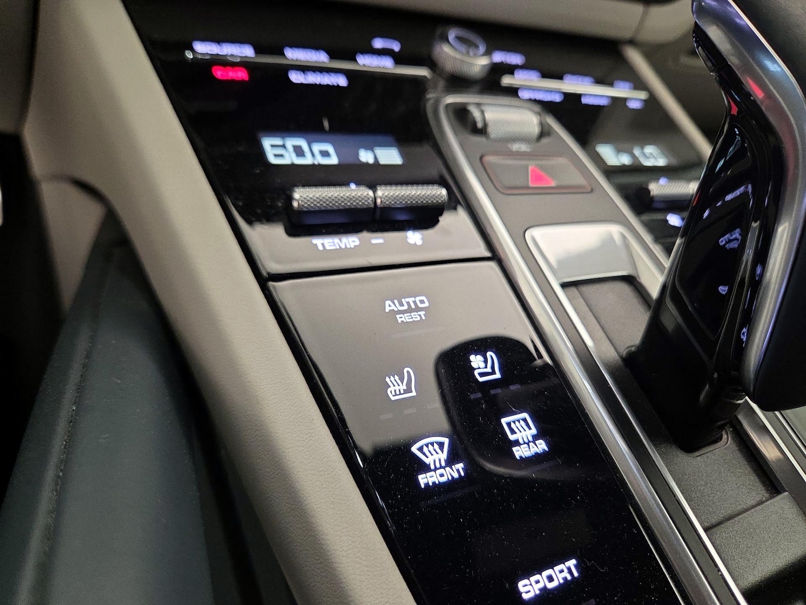 2022 Porsche Cayenne Platinum Edition - Photo 18