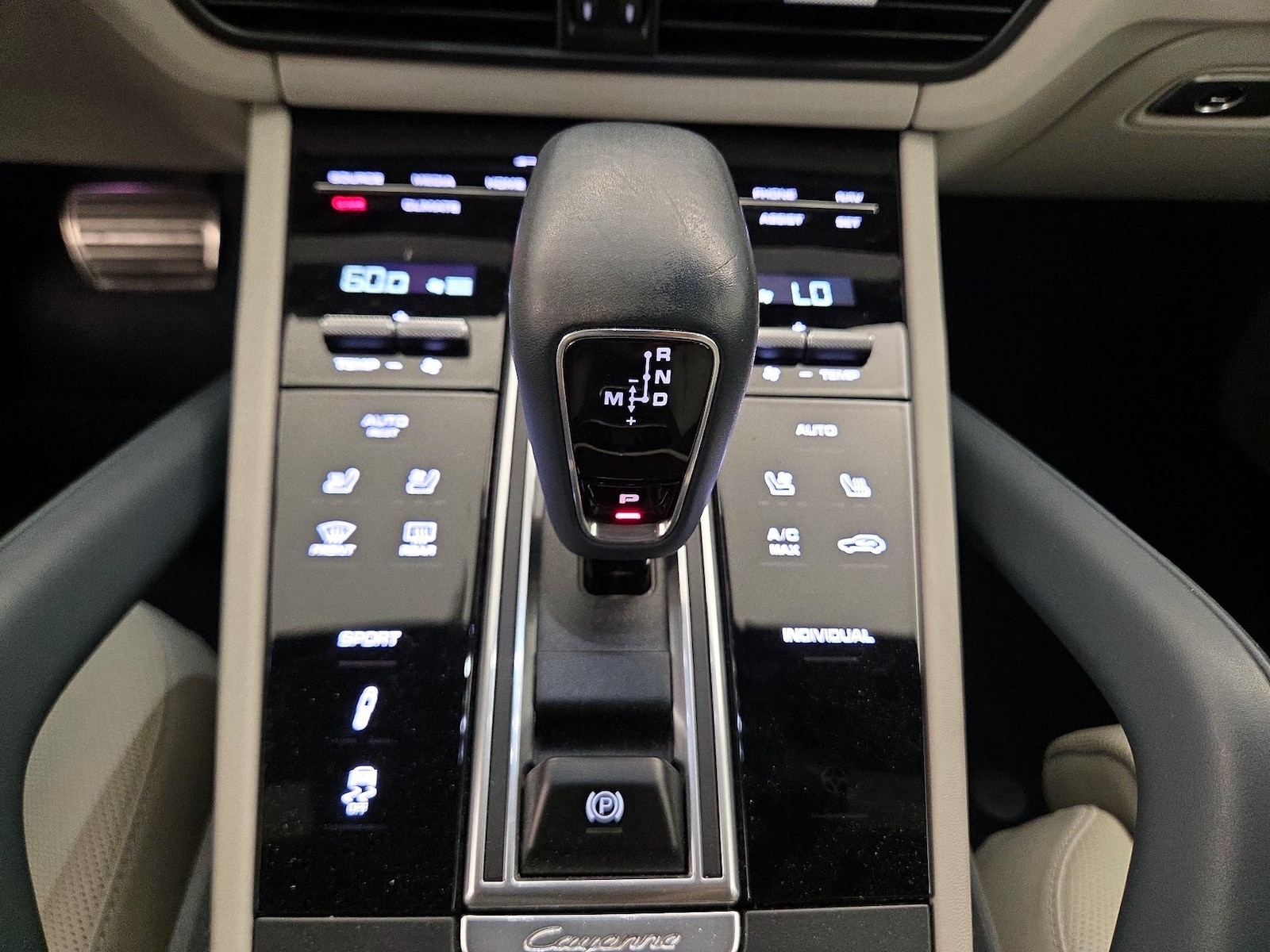 2022 Porsche Cayenne Platinum Edition - Photo 19