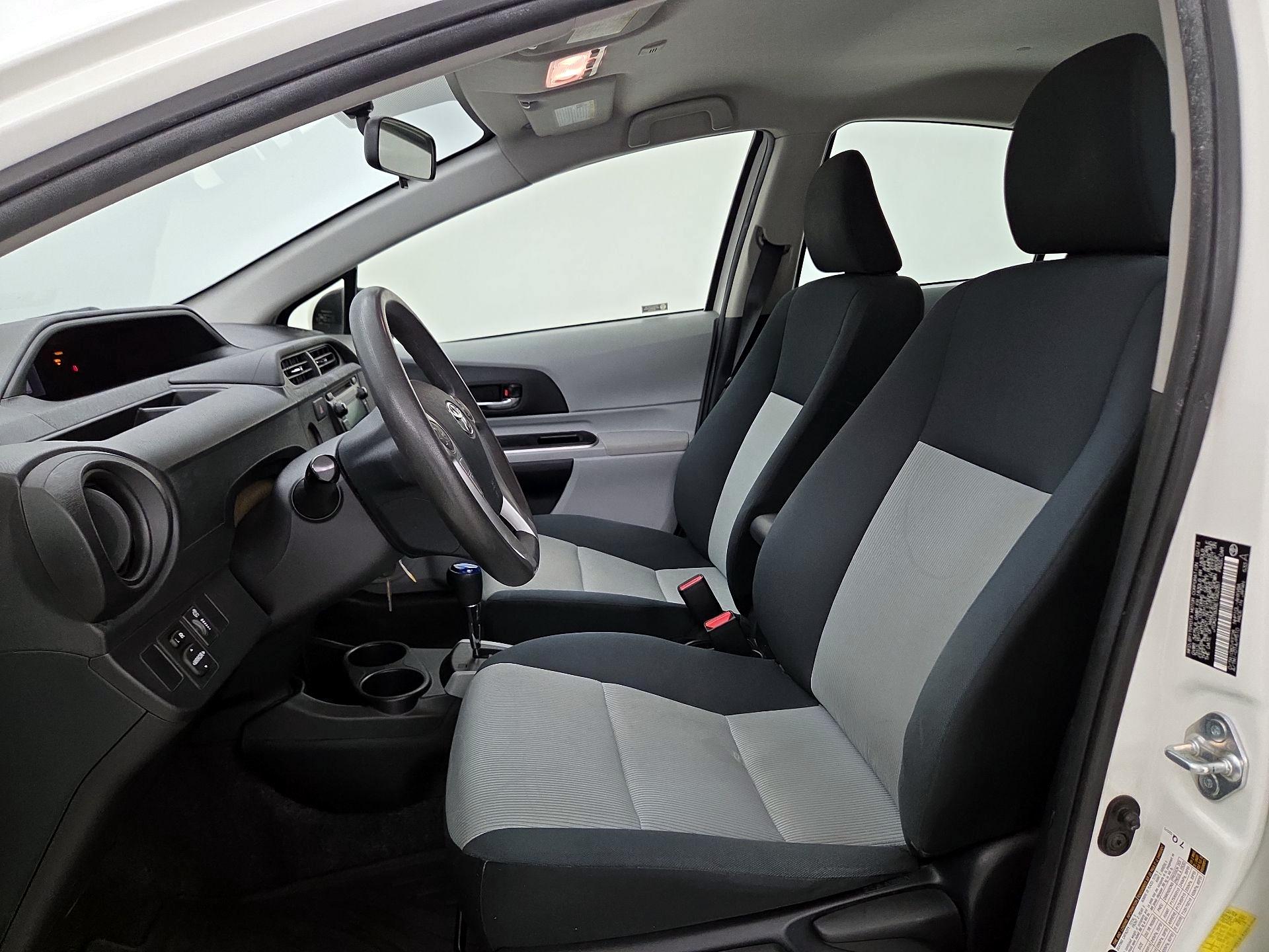 Thumbnail: 2014 Toyota Prius c - 11