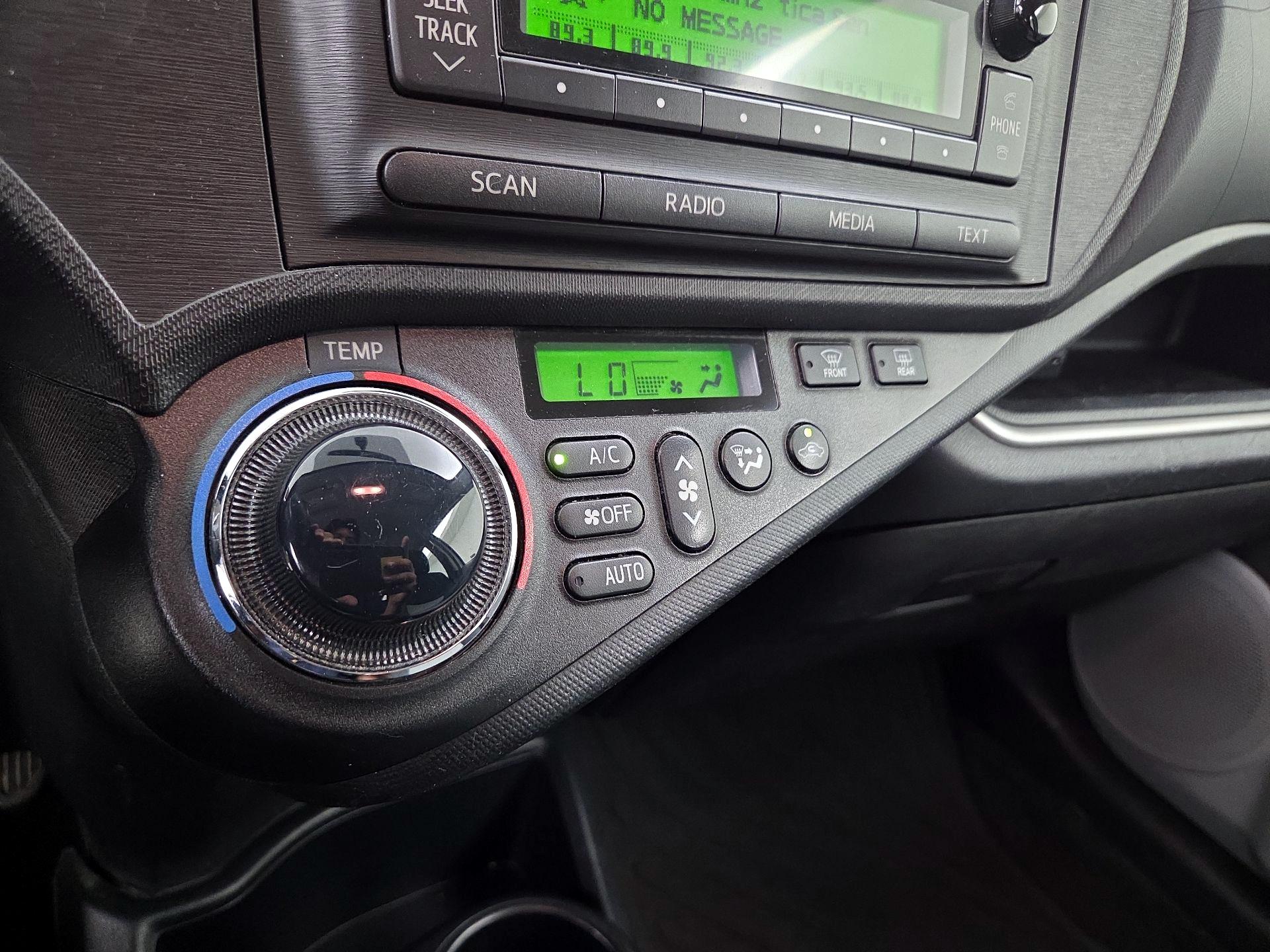 Thumbnail: 2014 Toyota Prius c - 15