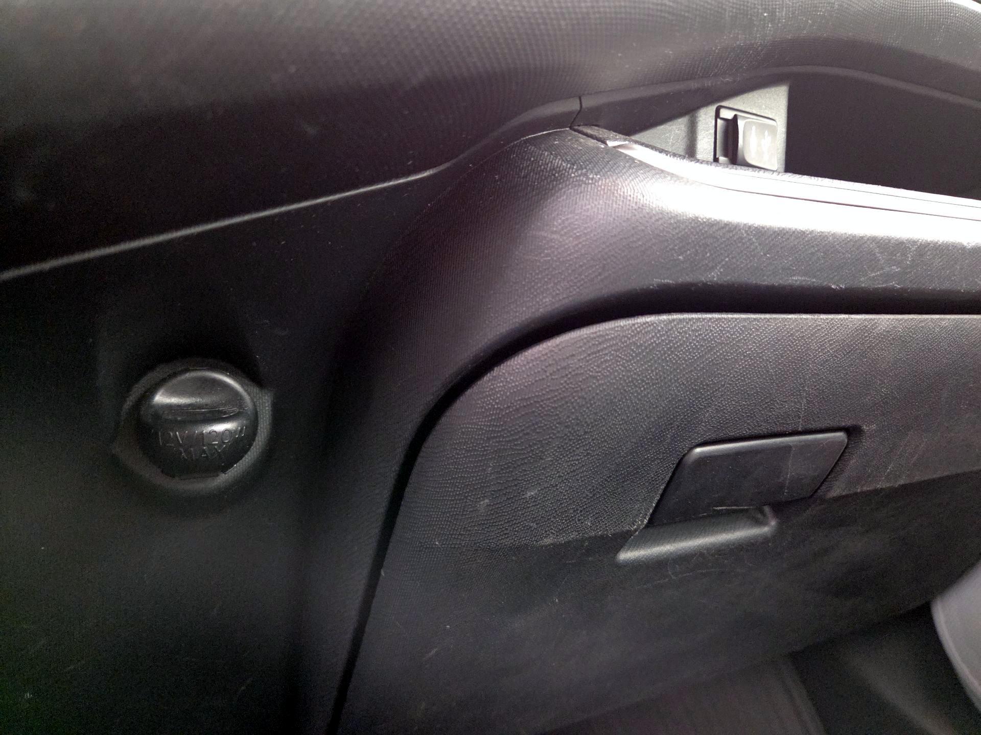 Thumbnail: 2014 Toyota Prius c - 17