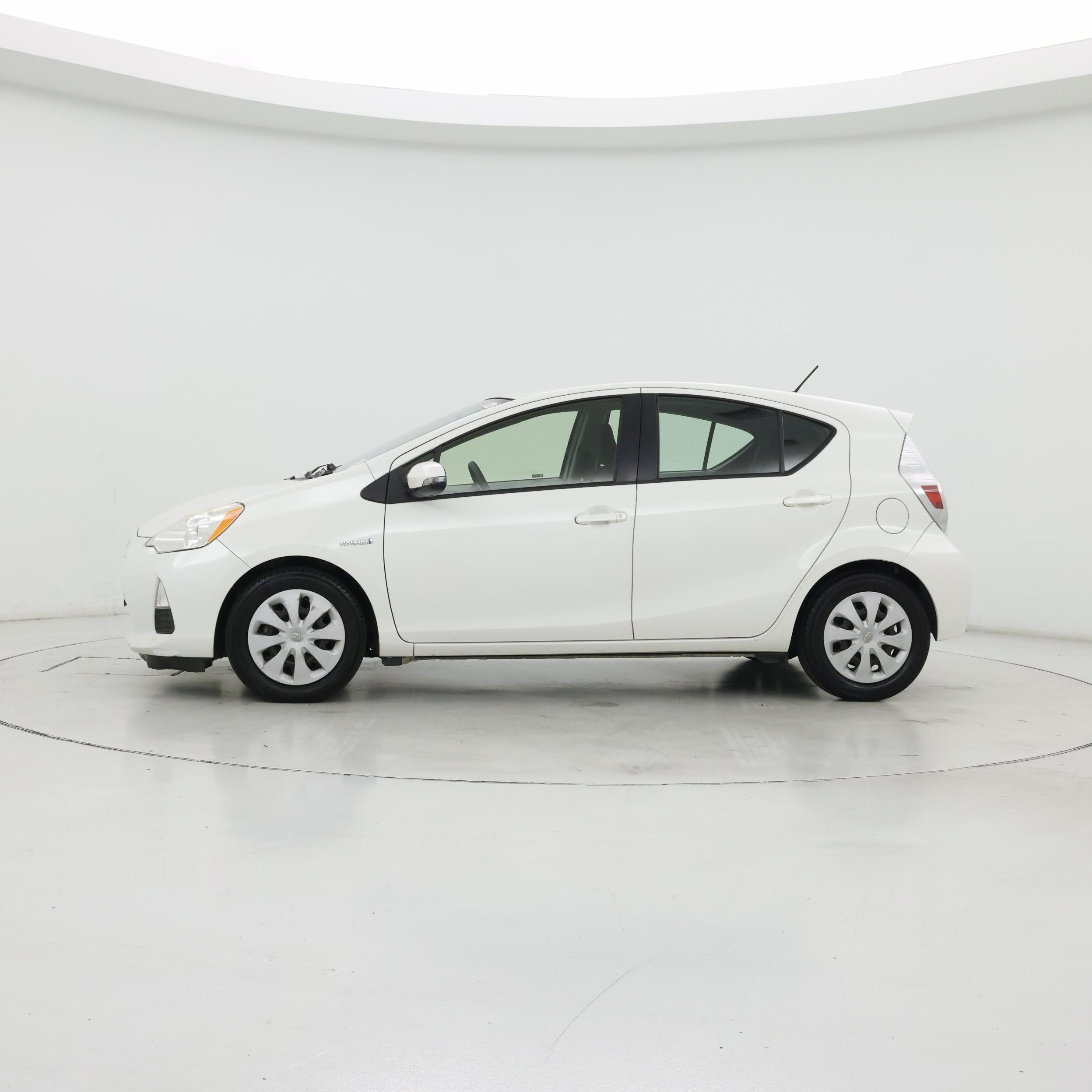 Thumbnail: 2014 Toyota Prius c - 3