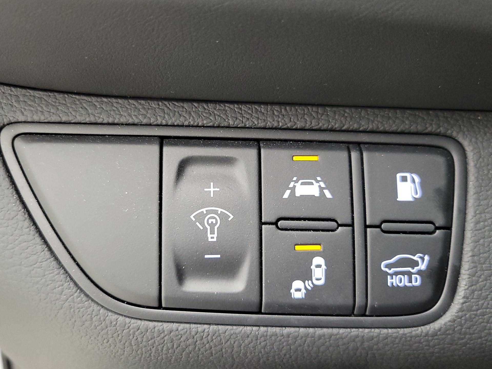 Thumbnail: 2020 Genesis G70 - 13