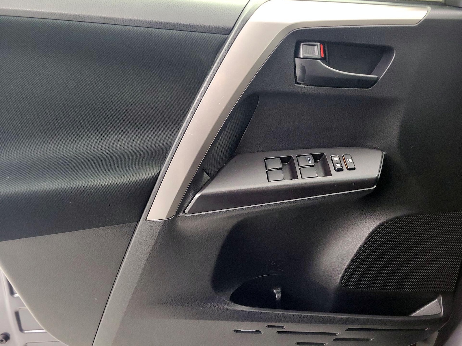 2018 Toyota RAV4 LE - Photo 13