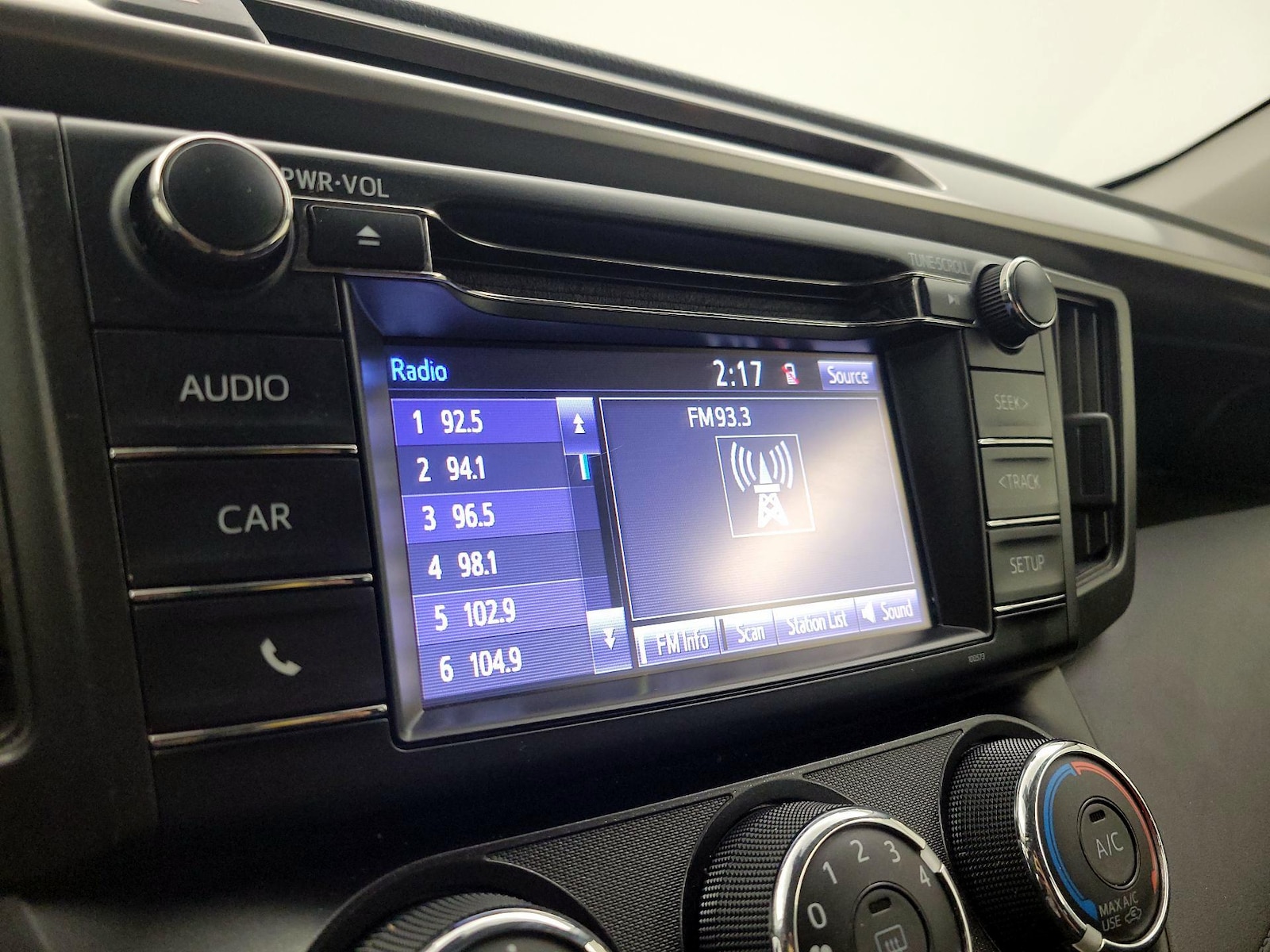 2018 Toyota RAV4 LE - Photo 16