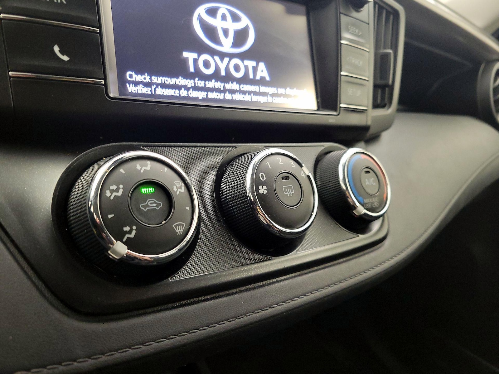 2018 Toyota RAV4 LE - Photo 17