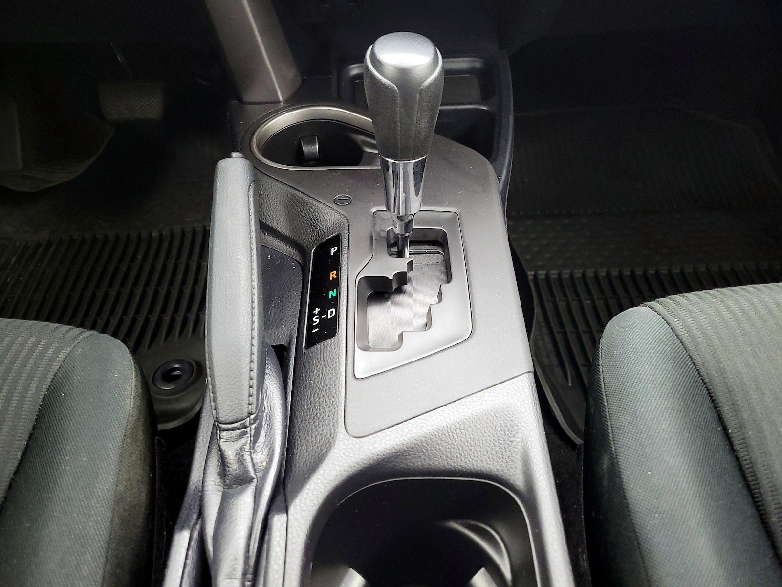 2018 Toyota RAV4 LE - Photo 18