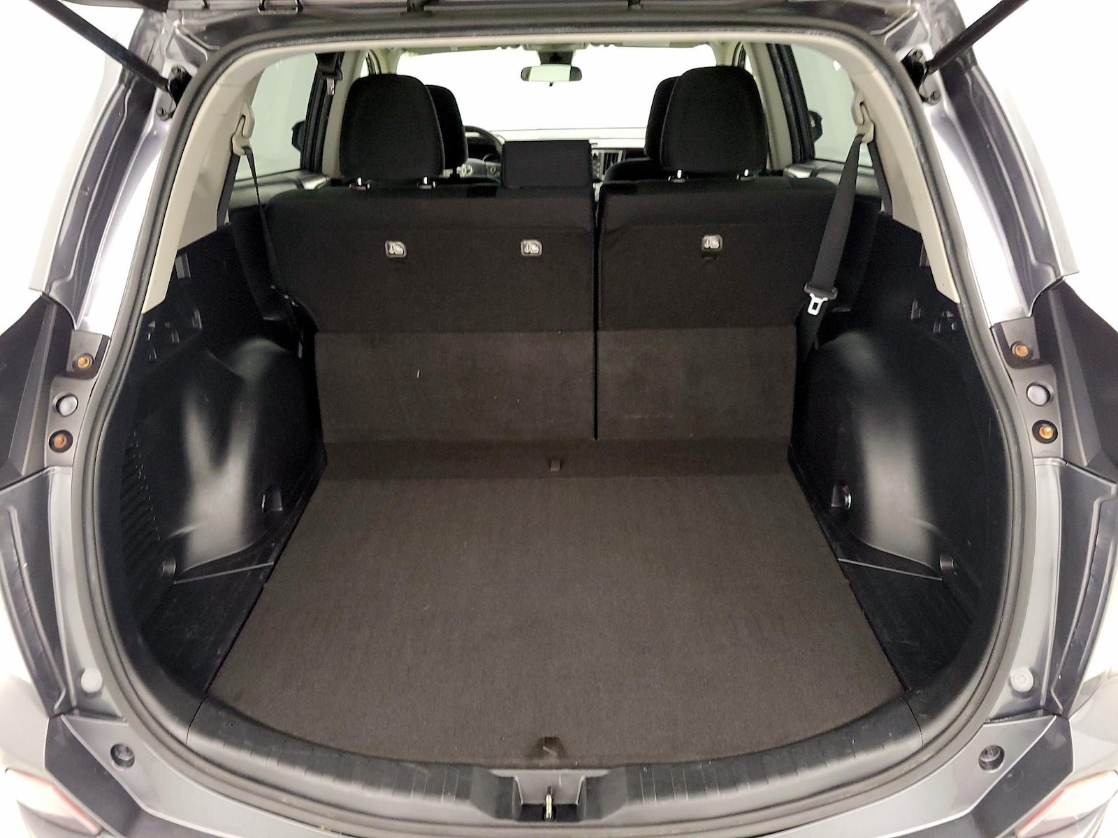 2018 Toyota RAV4 LE - Photo 21