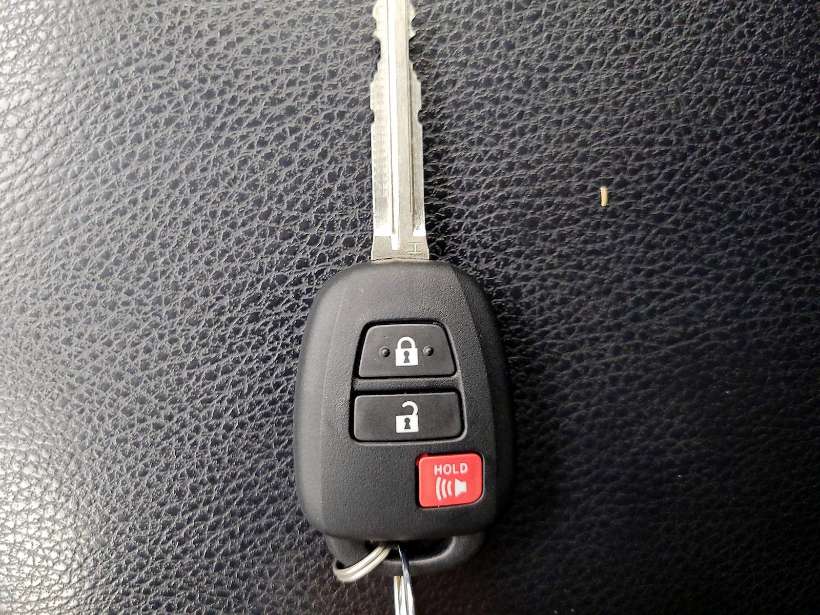 2018 Toyota RAV4 LE - Photo 23