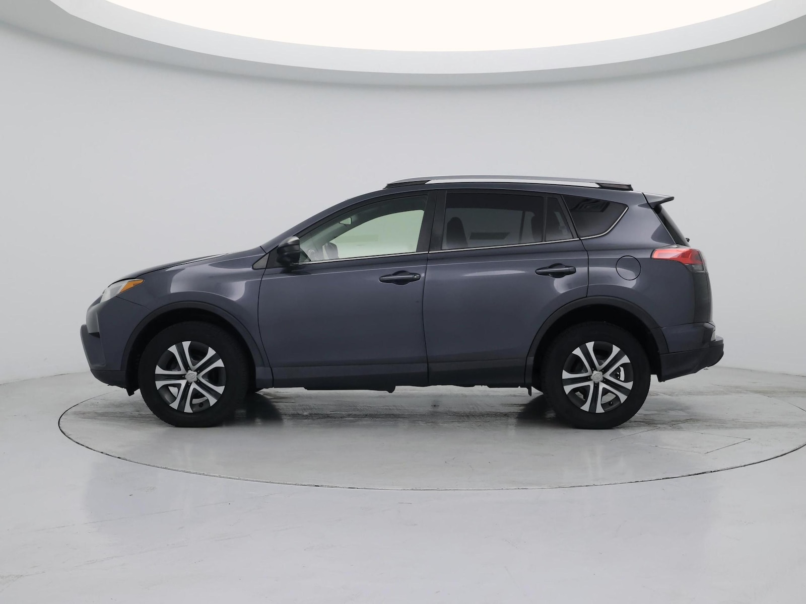 2018 Toyota RAV4 LE - Photo 4
