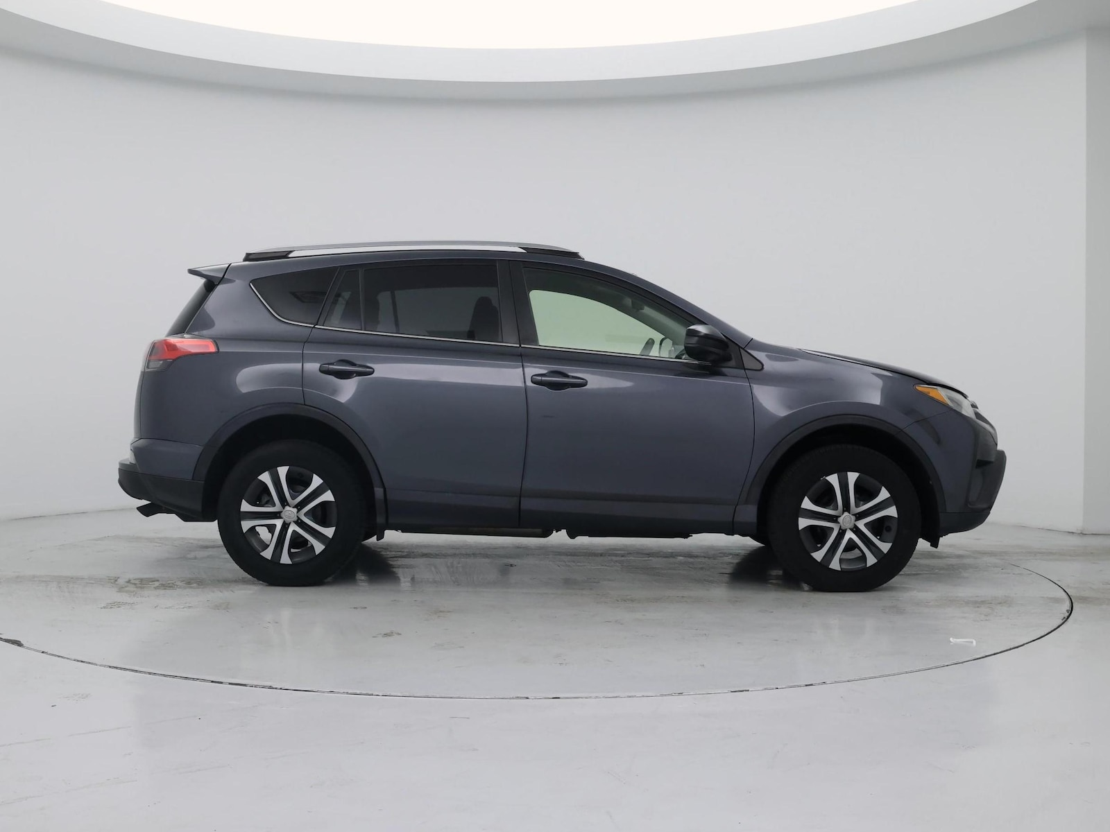 2018 Toyota RAV4 LE - Photo 8