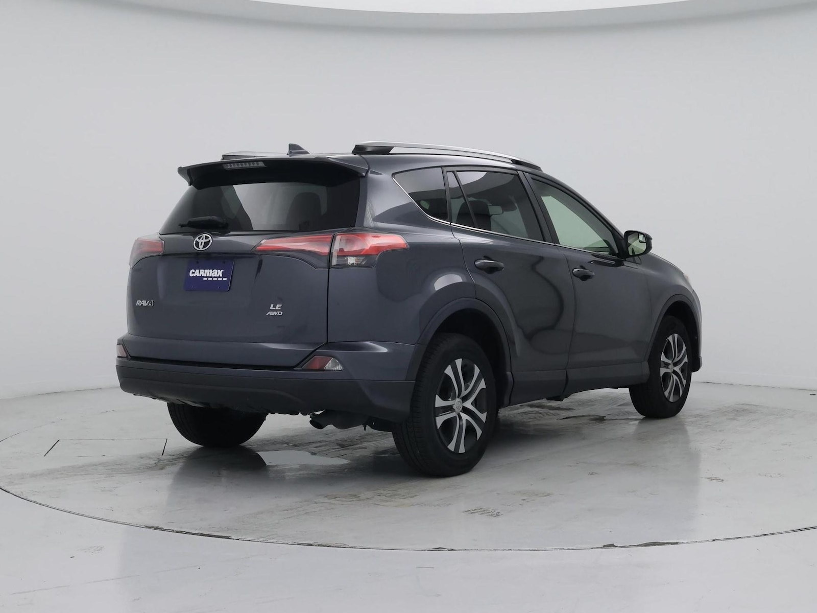 2018 Toyota RAV4 LE - Photo 9
