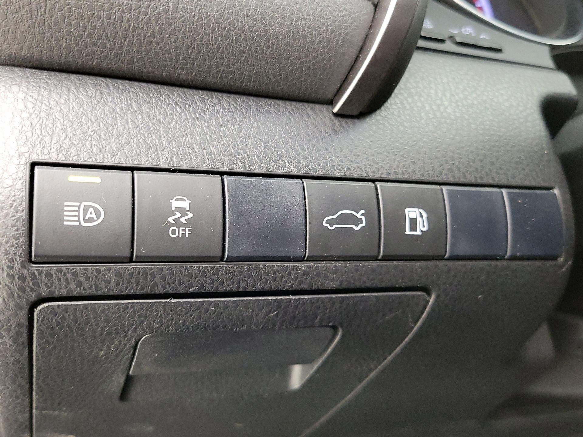 Thumbnail: 2018 Toyota Camry - 13